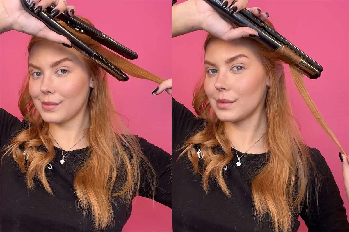 En person med langt, rødt hår står foran en rosa bakgrunn og har på seg en svart genser med teksten "KICKS". Personen bruker en rettetang for å style håret.