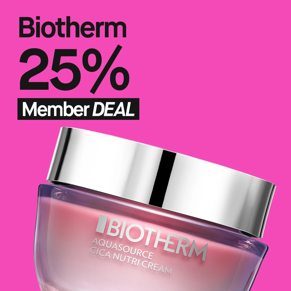  Bildet viser et nærbilde av en glasskrukke med sølv lokk fra Biotherm. Teksten på krukken lyder "Aquasource Cica Nutri Cream". Bakgrunnen er rosa og teksten "Biotherm 25% Member DEAL" vises over krukken.