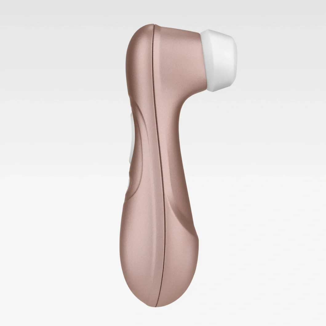 Roséguldfärgad sexleksak med ergonomisk design och vit silikonspets på ljusgrå bakgrund. Handhållen vibrator för intim användning med mjuka former och stilren finish.
