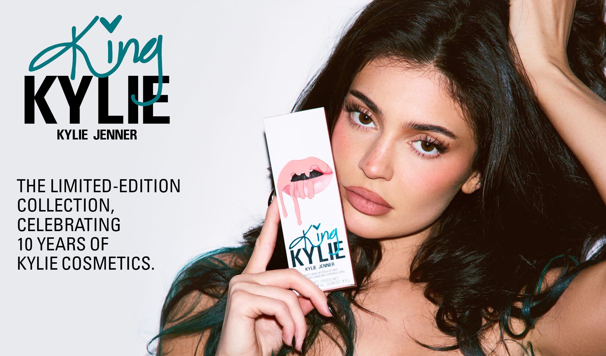 Kylie Jennerin juhlakokoelma, joka juhlistaa Kylie Cosmeticsin 10-vuotisjuhlaa. Käsissä on tuotepakkaus, jossa on huulipunan kuva.