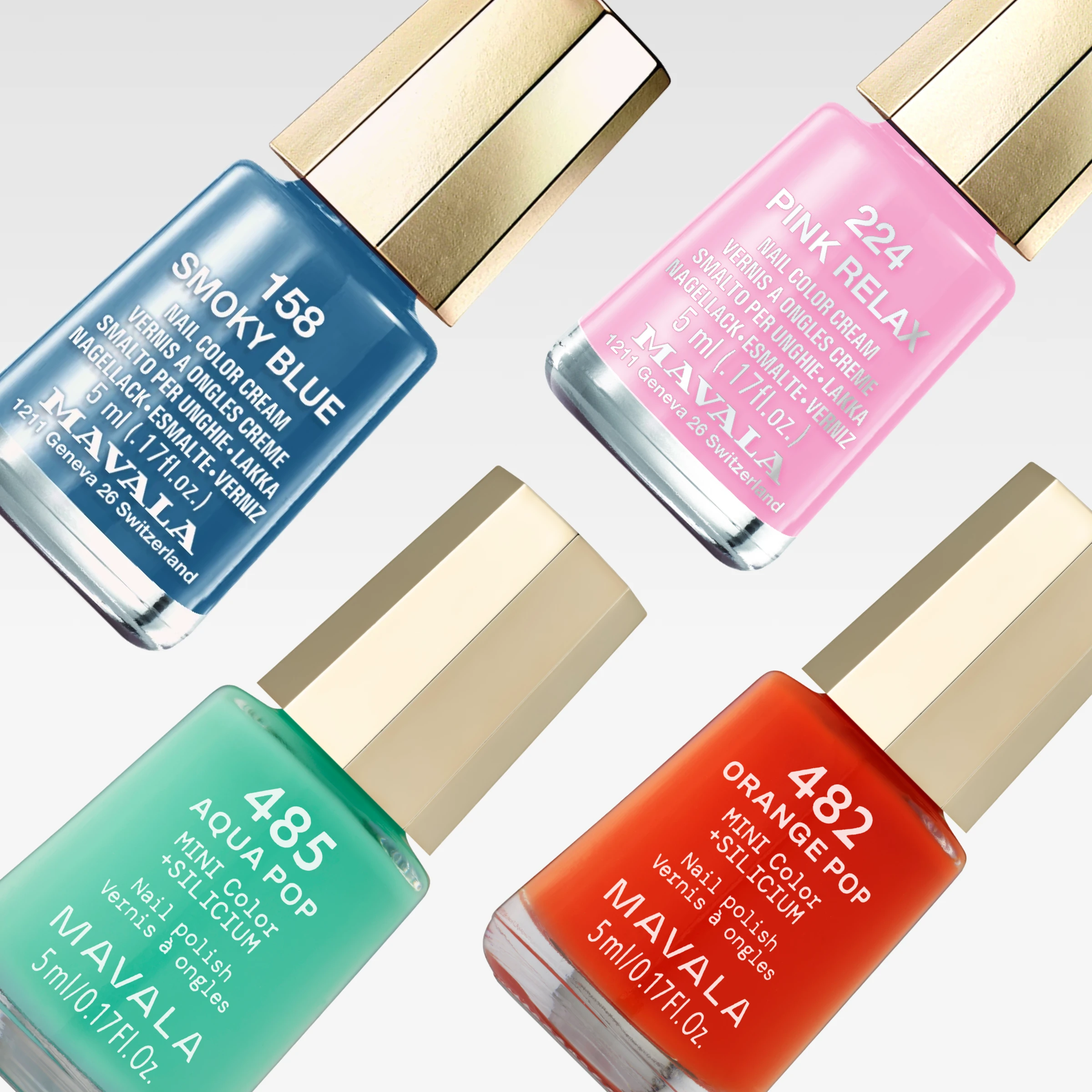 Fire neglelakker fra MAVALA vises mot lys grå bakgrunn i blå, rosa, mintgrønn og oransje nyanser. Synlig tekst inkluderer “158 Smoky Blue”, “224 Pink Relax”, “485 Aqua Pop” og “482 Orange Pop”.
