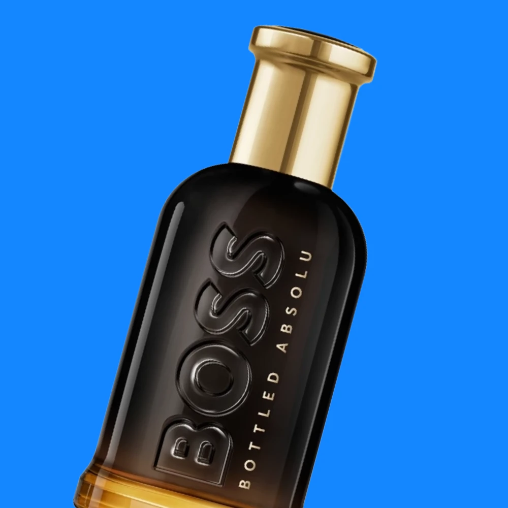 Boss Bottled Absolu parfymflaska mot en blå bakgrund.