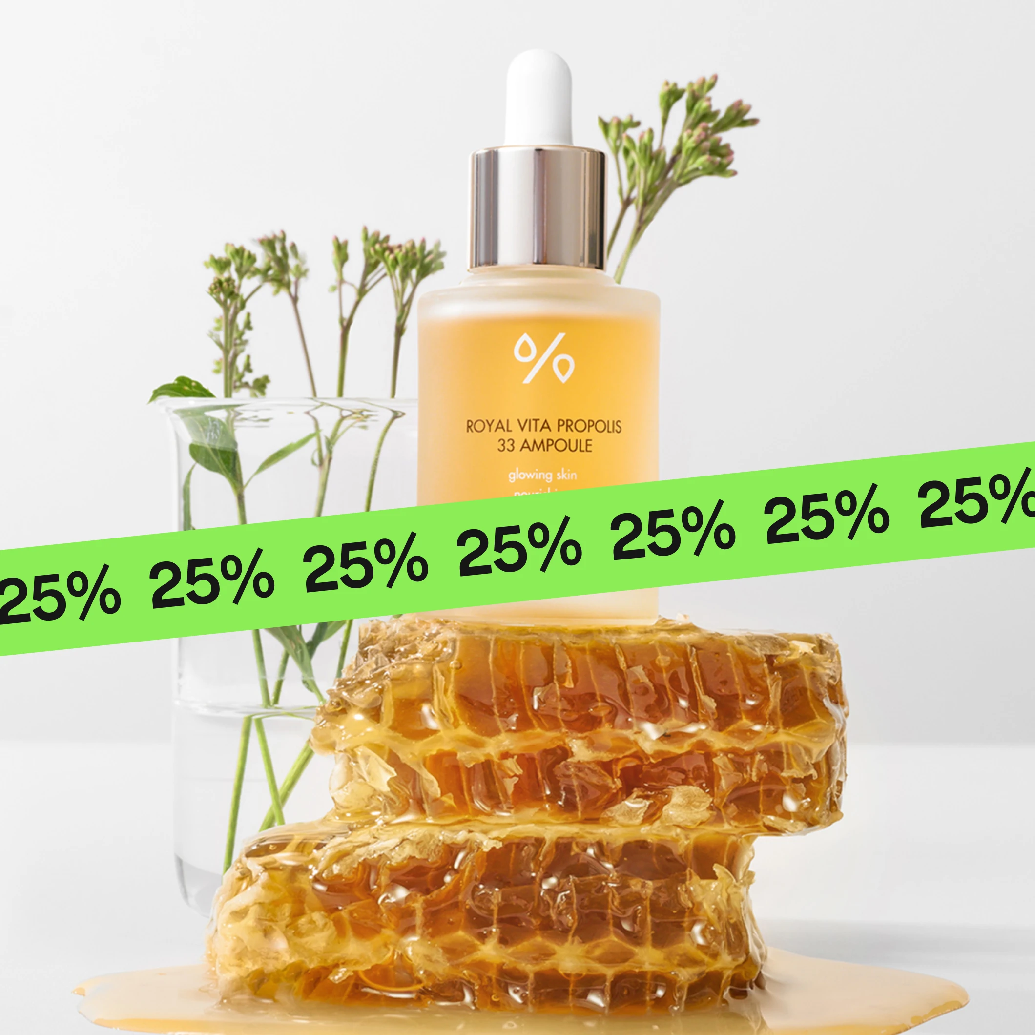 Produktbild av “Dr. Ceuracle Royal Vita Propolis 33 Ampoule” med texten “glowing skin nourishing revitalizing”, tillsammans med glasvas med gröna växter och honungskaka, överlagd av en grön “25%”-banderoll.