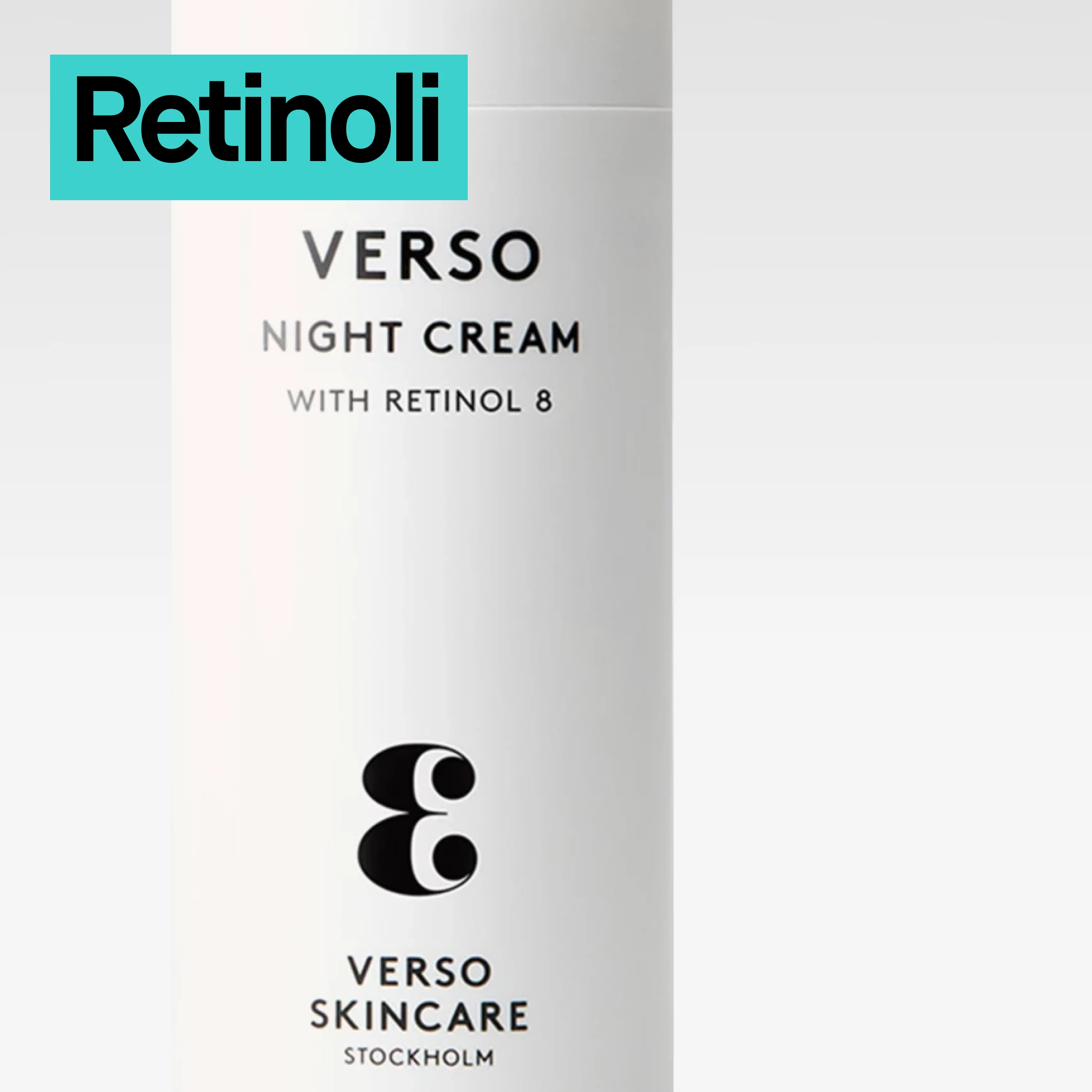 Lähikuva valkoisesta Verso Night Cream with Retinol 8 -pakkauksesta vaaleaa taustaa vasten.