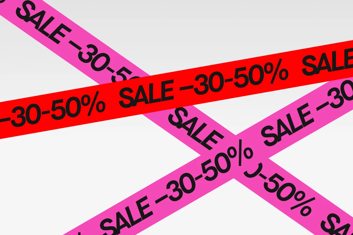 Kampanjagrafiikka, jossa on vinot pinkit ja punaiset nauhat tekstillä ”SALE 30–50 %”, joka viestii käynnissä olevasta alennusmyynnistä KICKSin kauneustuotteissa