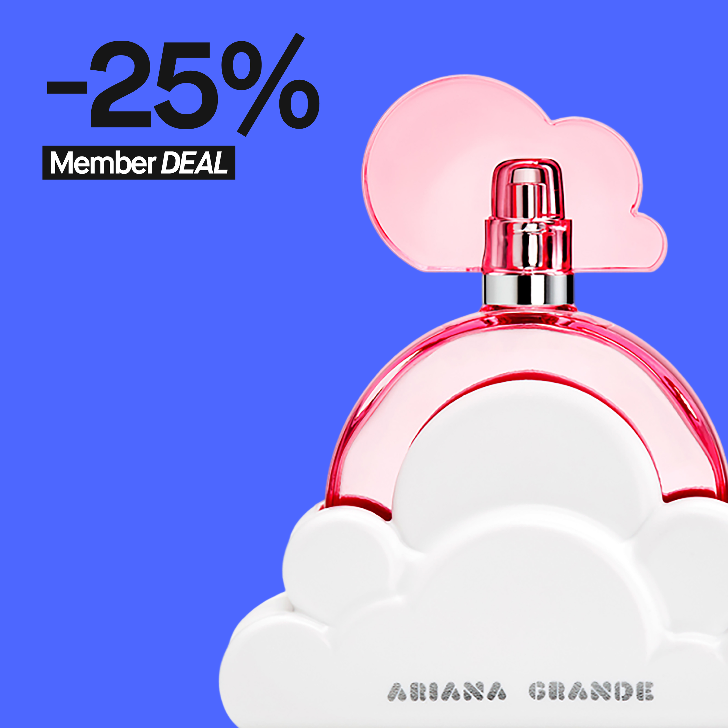 Kuva Ariana Grande -hajuvedestä, jossa on valkoinen pilven muotoinen pullo ja vaaleanpunainen korkki. Vasemmassa yläkulmassa lukee "-25% Member DEAL" sinisellä taustalla.