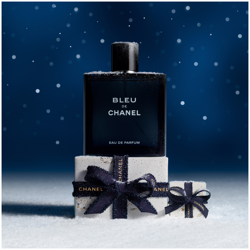 Bleu de Chanel parfyme på en snødekt bakgrunn med stjernehimmel.