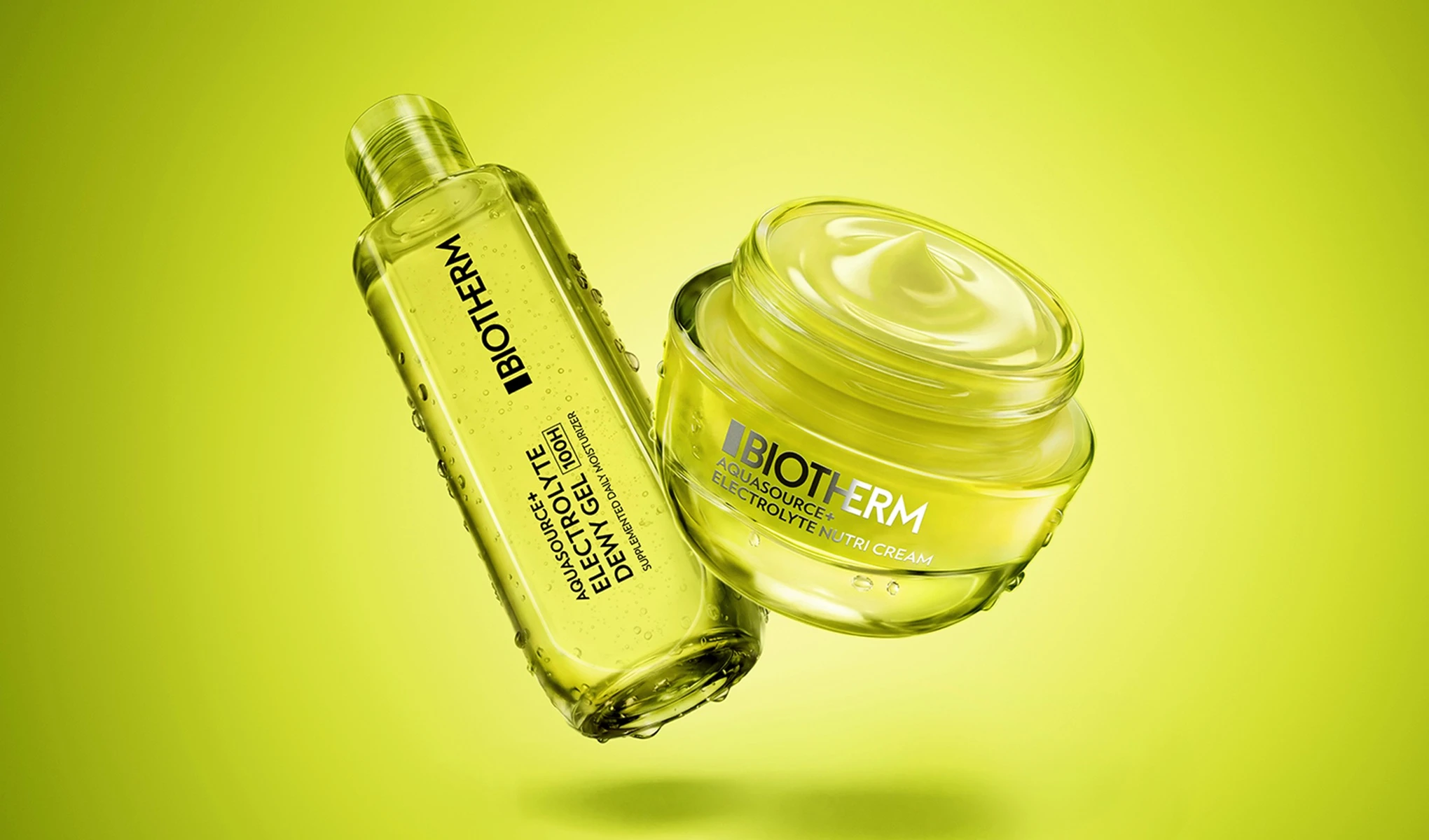 Biotherm Aquasource+ Electrolyte Dewy Gel -pullo ja Electrolyte Nutri Cream -voidepurkki vihreällä taustalla.