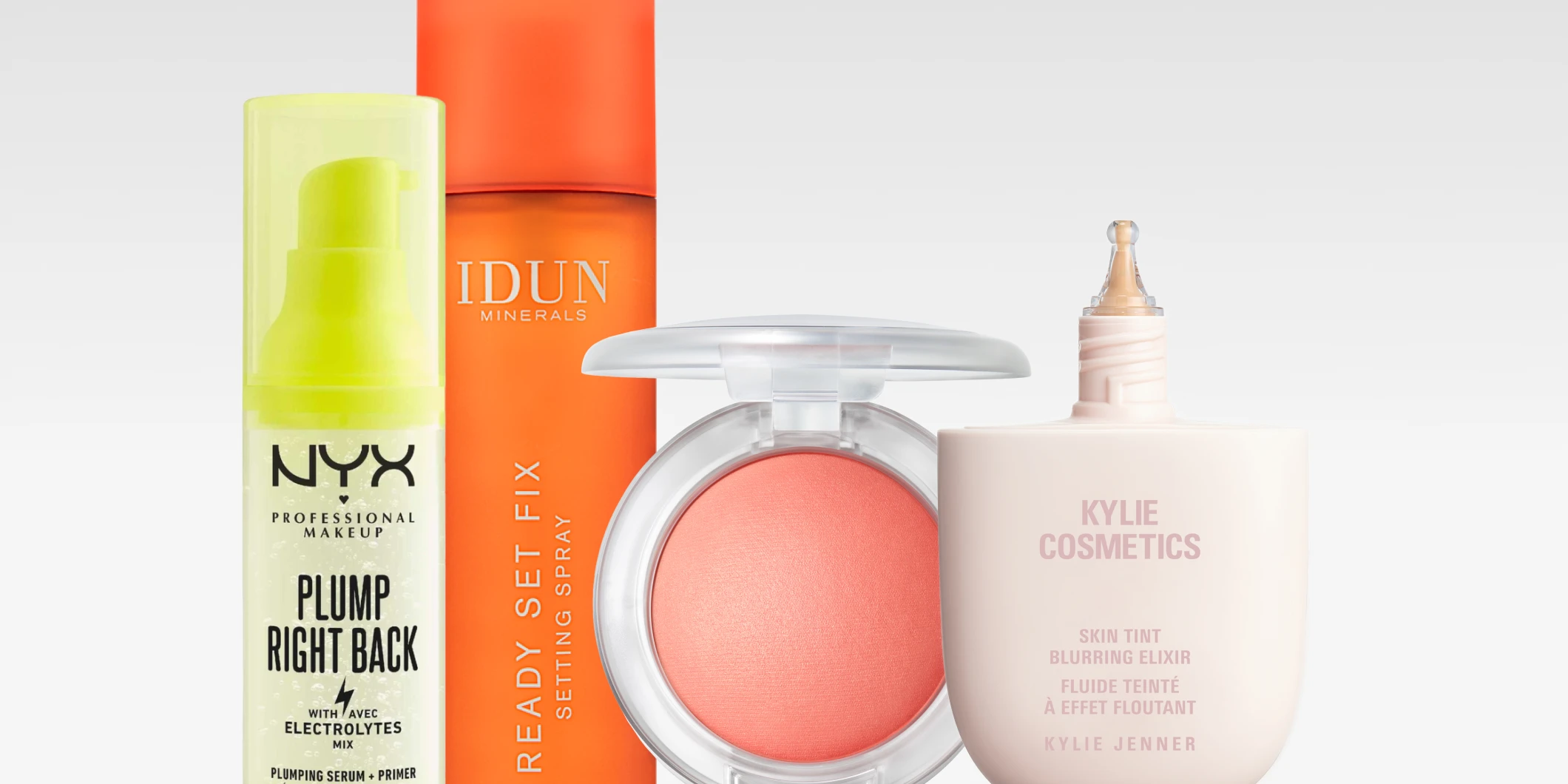 Produktbilde med flere sminkeprodukter mot lys bakgrunn. Fra venstre vises NYX Professional Makeup Plump Right Back i gulgrønn flaske, IDUN Minerals Ready Set Fix setting spray i oransje flaske, en rund blush i transparent etui med korallfarget produkt, Fenty Beauty foundation i brun og hvit emballasje samt Kylie Cosmetics Skin Tint Blurring Elixir i lys rosa flaske. En turkis sirkel med teksten «HOT on social» vises over produktene.