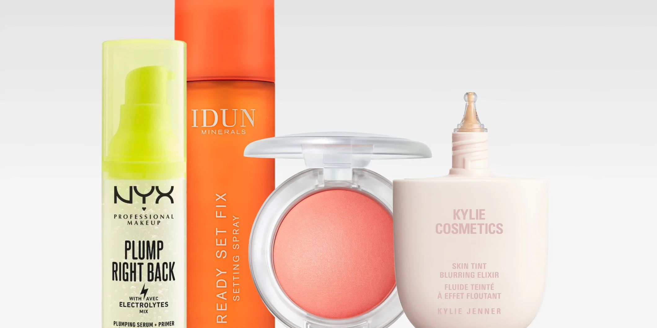 Produktbilde med flere sminkeprodukter mot lys bakgrunn. Fra venstre vises NYX Professional Makeup Plump Right Back i gulgrønn flaske, IDUN Minerals Ready Set Fix setting spray i oransje flaske, en rund blush i transparent etui med korallfarget produkt, Fenty Beauty foundation i brun og hvit emballasje samt Kylie Cosmetics Skin Tint Blurring Elixir i lys rosa flaske. En turkis sirkel med teksten «HOT on social» vises over produktene.