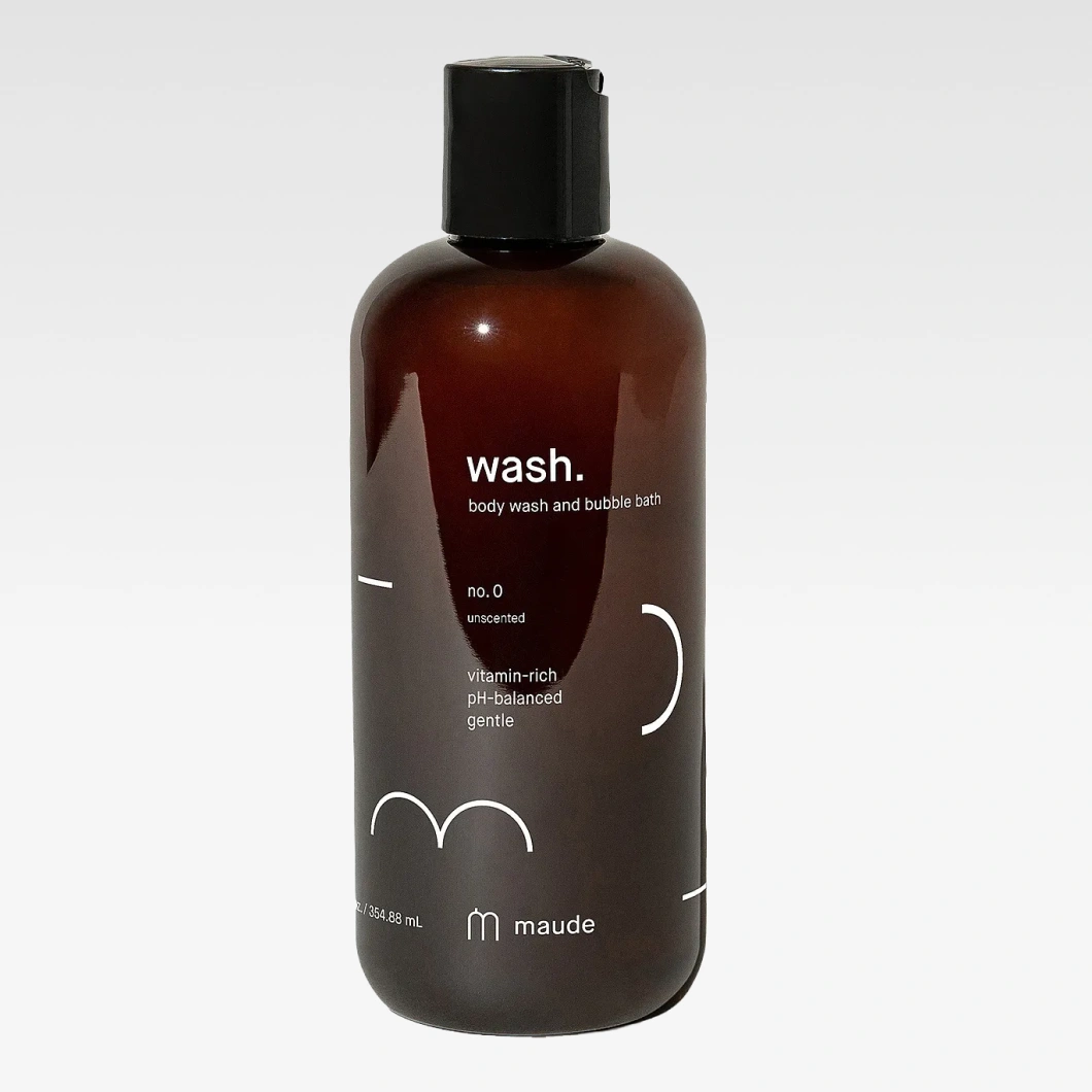 Mörkbrun flaska från maude wash. body wash and bubble bath på ljusgrå bakgrund. Texten “no. 0 unscented”, “vitamin-rich”, “pH-balanced” och “gentle” syns på förpackningen.