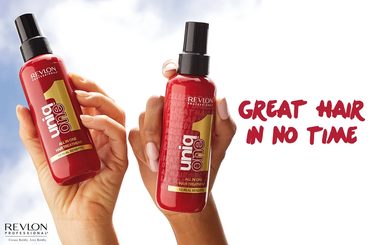 Två händer håller röda Revlon Uniq One-produkter mot en ljus himmel, med texten "GREAT HAIR IN NO TIME".