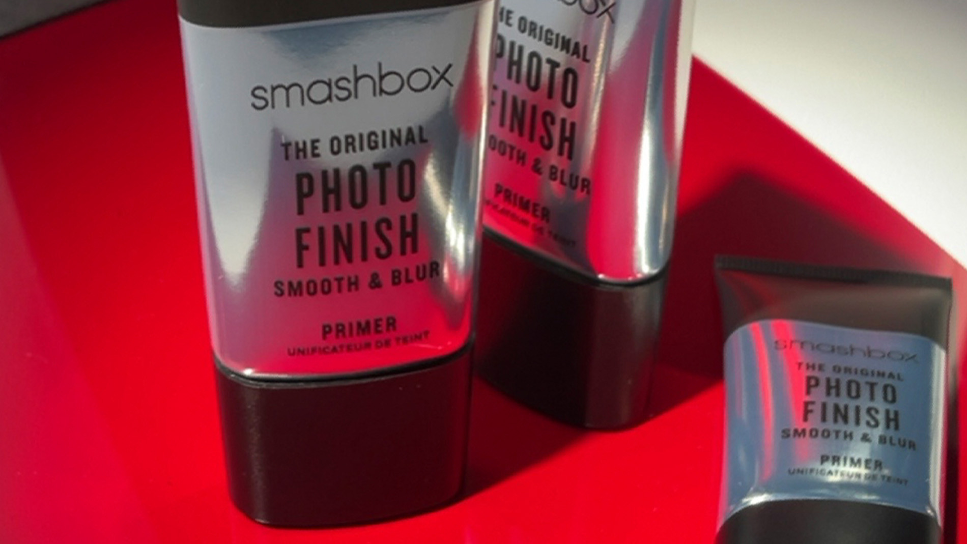 Smashboxin primerit punaisella taustalla.