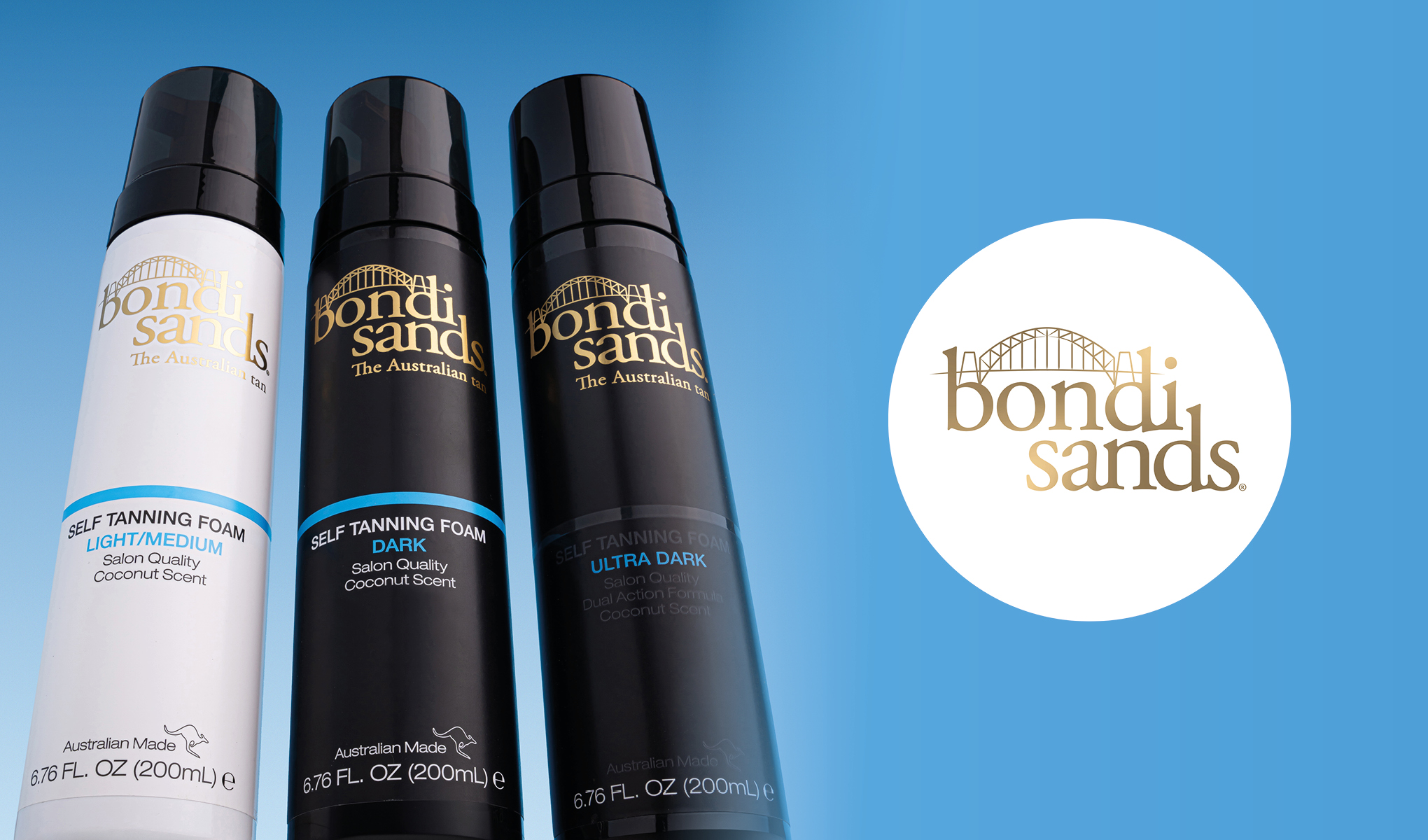 Tre flasker fra Bondi Sands plassert mot en blå bakgrunn. Til høyre er Bondi Sands-logoen i gull på en hvit sirkel. Flaskene har et elegant design med svart og hvit farge og tekst i gull.