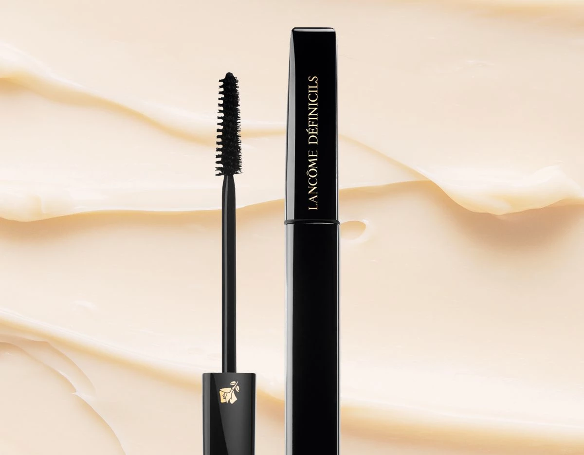 Lancômen Définicils Mascara 01 Black beigeä, laskostettua taustaa vasten.