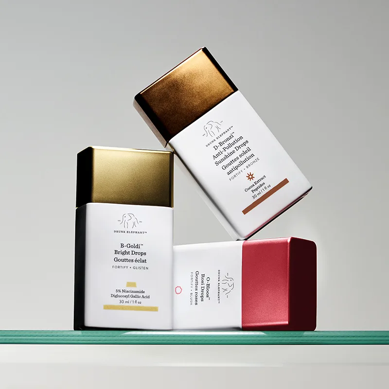 Drunk Elephant-hudpleieprodukter stablet foran lys bakgrunn.