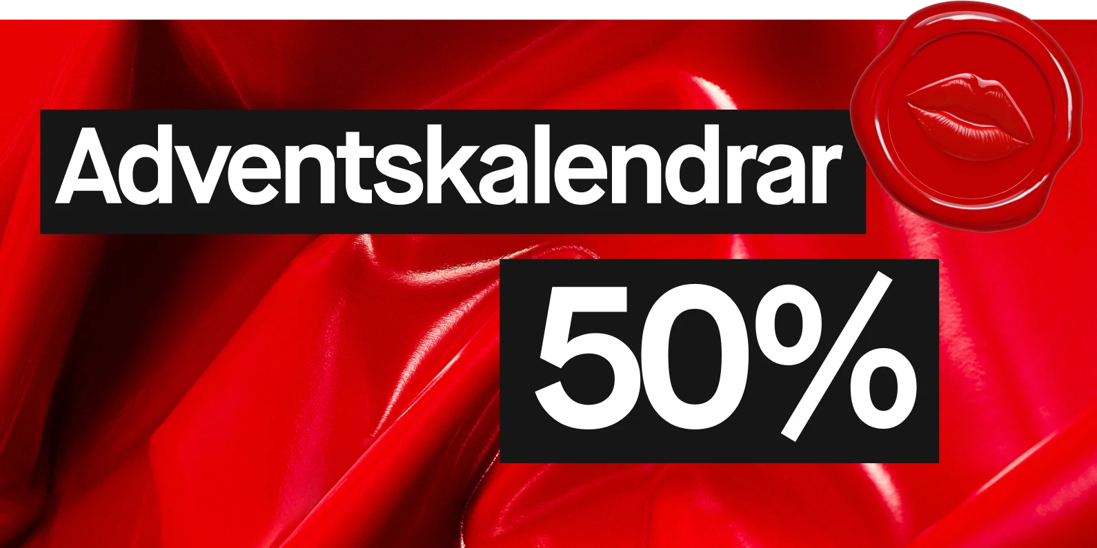 Adventskalendrar 50%" på en bakgrund av röd satin. En röd vaxstämpel med en kyssmark finns i det övre högra hörnet.
