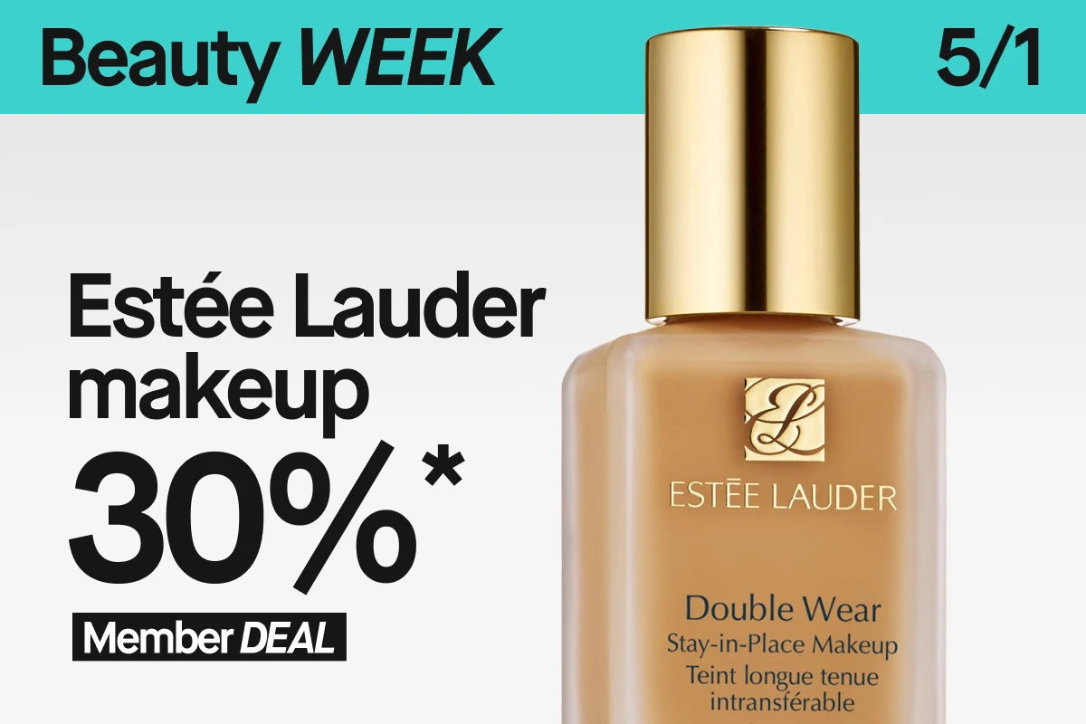 “Estée Lauder Double Wear foundationflaska placerad bredvid kampanjtext mot ljus bakgrund.”