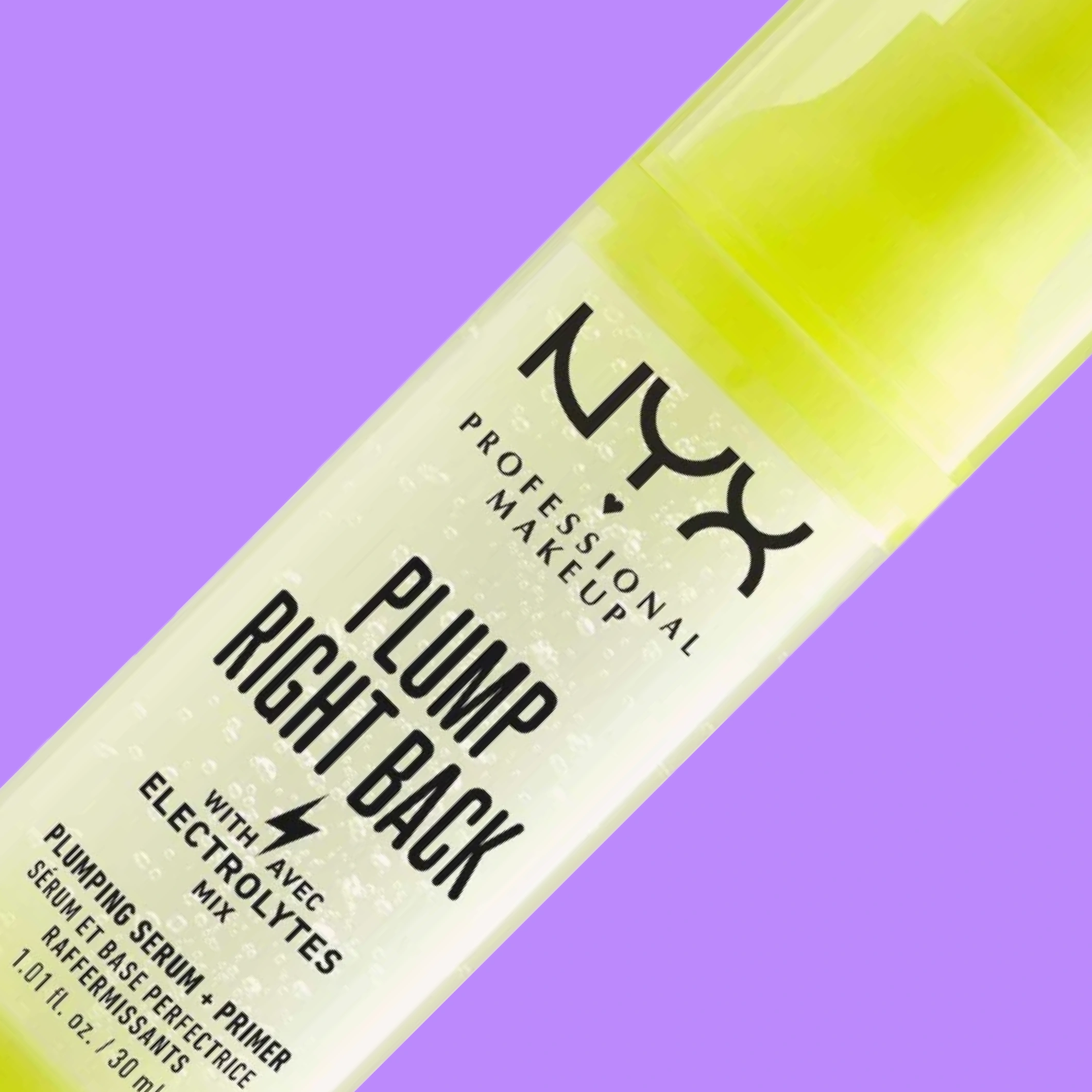 Lähikuva NYX Professional Makeup Plump Right Back -primerista ja seerumista läpinäkyvässä kellanvihreässä pullossa, violettia taustaa vasten.