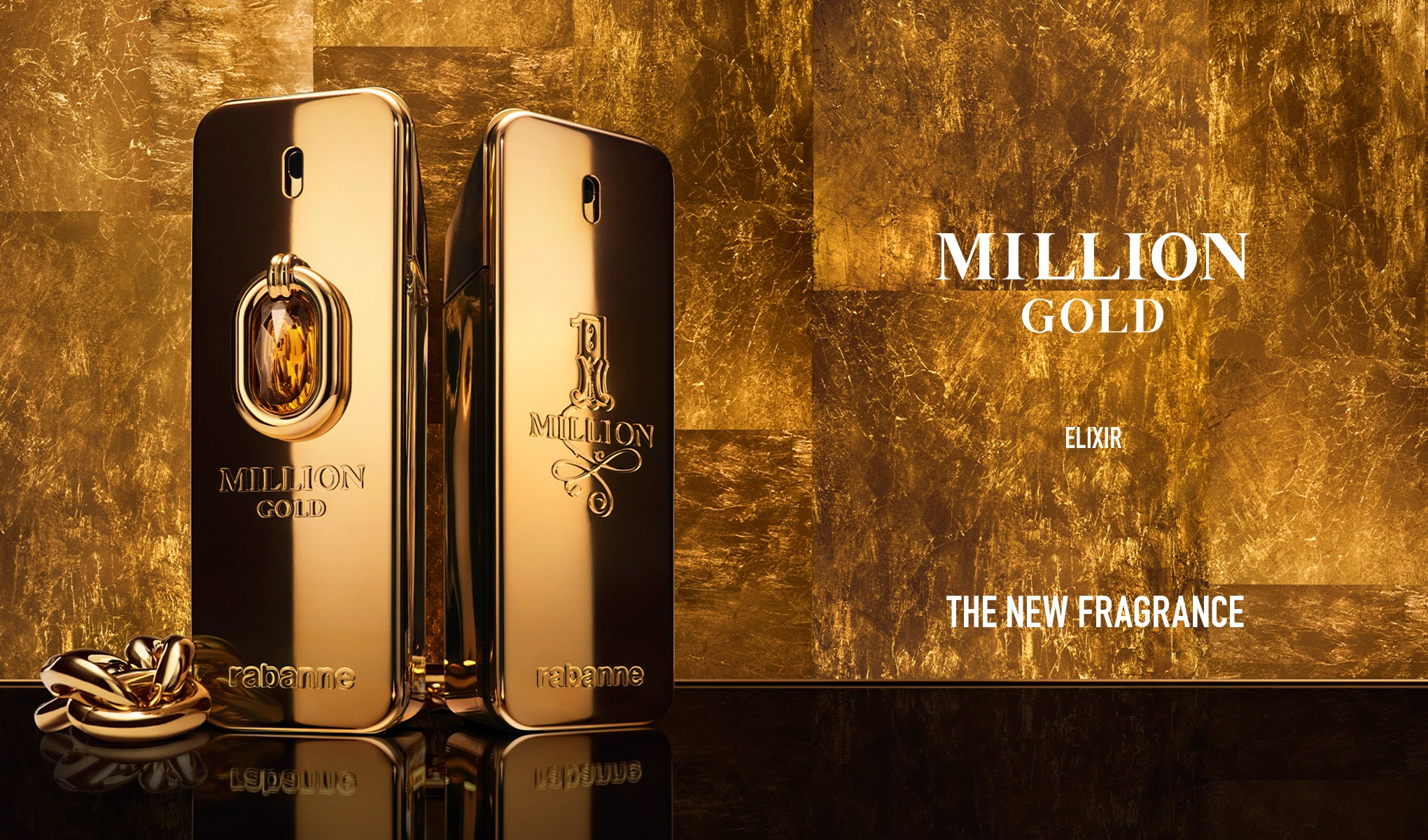 To gullfargede flasker med teksten "Million Gold Elixir" og et gullkjede mot en gyllen bakgrunn.