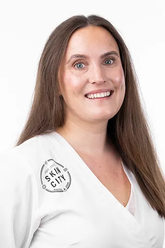 Leende kvinna med långt brunt hår