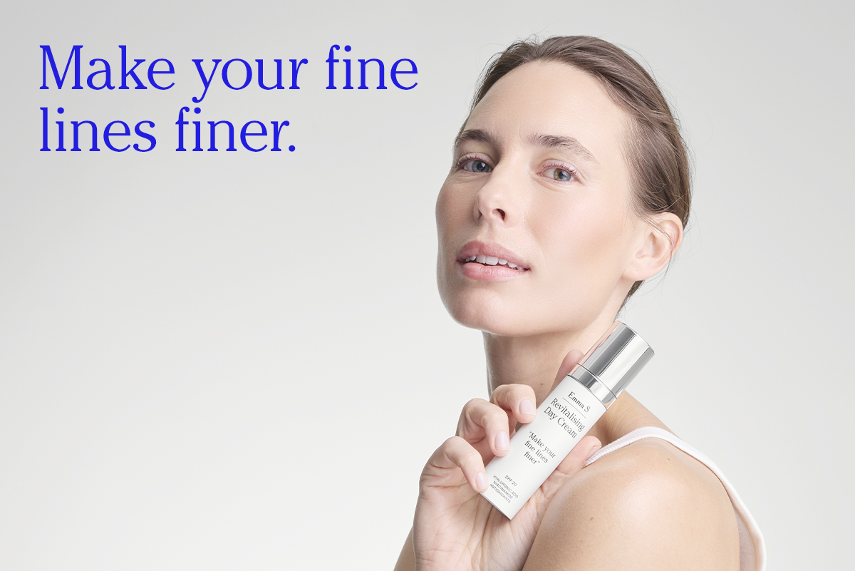 Henkilö pitää kädessään Emma S -kasvovoidetta, jossa tekstit “Revitalising Day Cream” ja “Make your fine lines finer”, vieressä teksti “Make your fine lines finer.” vaalealla taustalla.