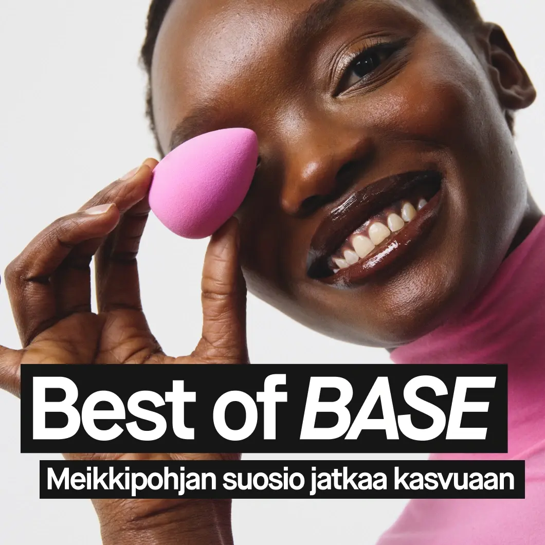 Iloinen henkilö pitää vaaleanpunaista meikkisientä silmänsä edessä. Teksti: Best of BASE, Basmakeupen alla hypear.