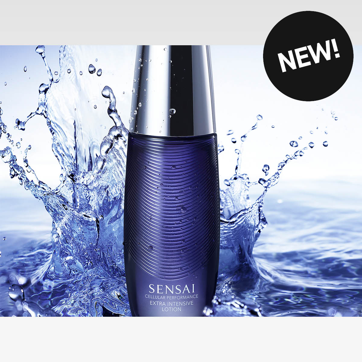 Blå Sensai Cellular Performance Extra Intensive Lotion-flaske omgitt av vannsprut. I øvre hjørne vises en svart sirkel med teksten «NEW!».