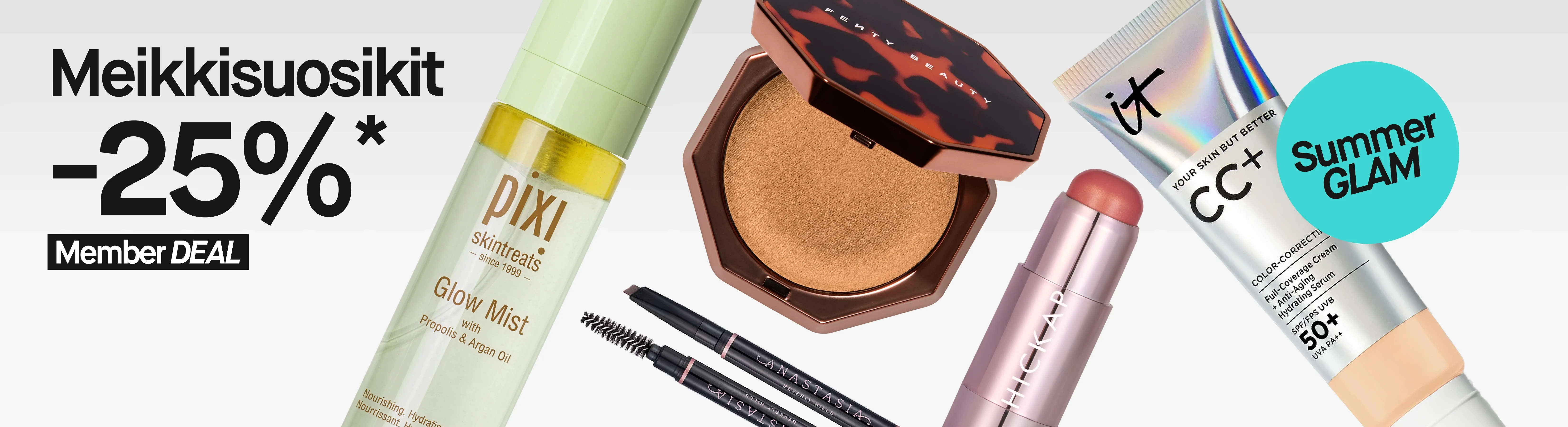 Vaaleanharmaa kampanjakuva, jossa teksti ”Makeup must-haves 25%* Member DEAL” sekä turkoosi ympyrä tekstillä ”Summer GLAM”. Kuvassa näkyvät Pixi Glow Mist, Anastasia Beverly Hills -kulmakynä, Fenty Beauty -puuteri, HICKAP-meikkipuikko ja IT Cosmetics CC+ Color-Correcting Full-Coverage Cream SPF 50+. Näkyvä teksti sisältää ”Pixi Skintreats”, ”Glow Mist”, ”Propolis & Argan Oil”, ”ANASTASIA”, ”FENTY BEAUTY”, ”HICKAP”, ”CC+”, ”SPF/FPS UVB 50+”, ”Summer GLAM” ja ”Member DEAL”.