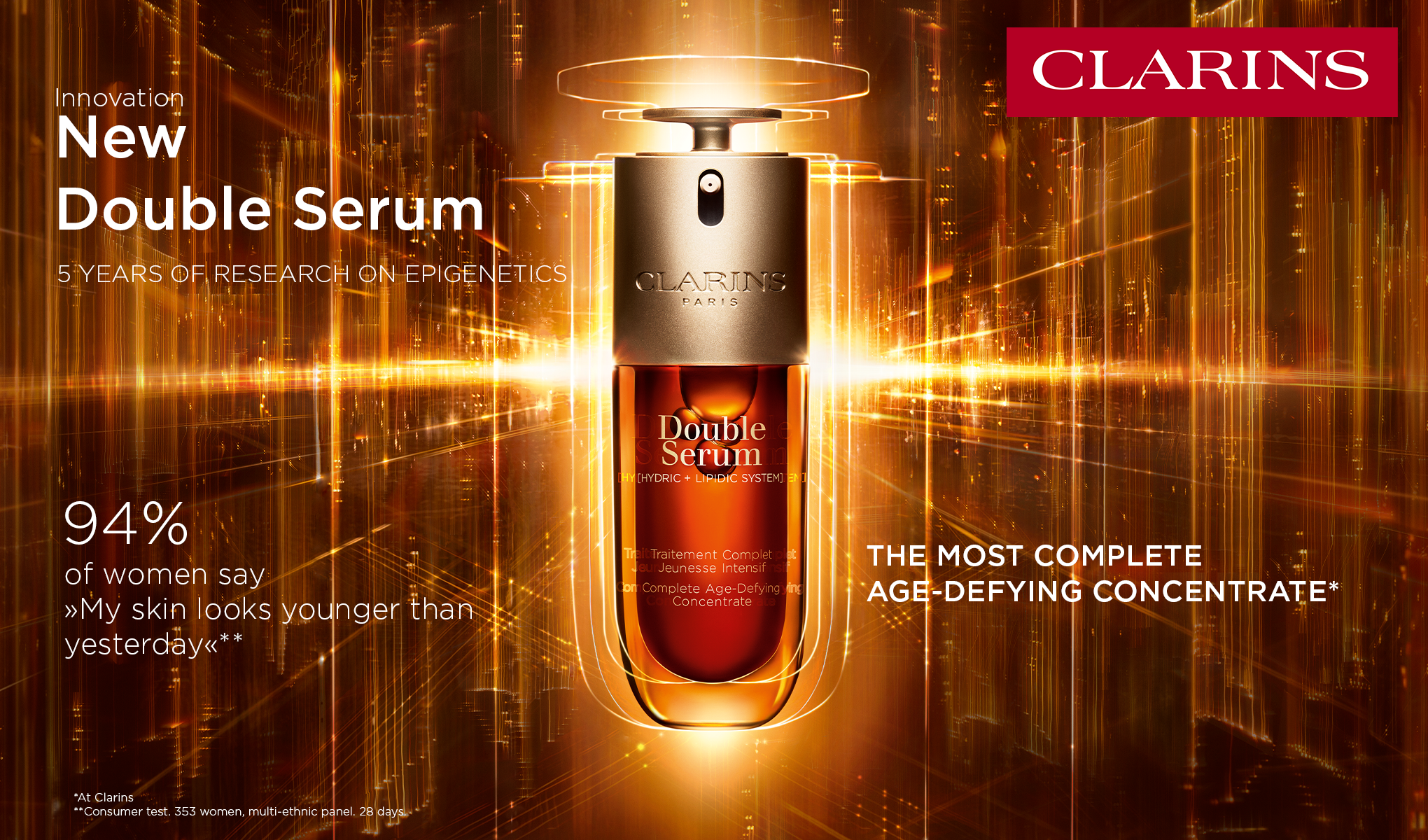 Clarins Double Serum, jossa teksti ”Innovation New Double Serum, 5 years of research on epigenetics”. Kuvassa on seerumipullo hehkuvalla taustalla. Tekstissä lukee myös ”94 % naisista sanoo: ‘Ihoni näyttää nuoremmalta kuin eilen’” ja ”Täydellisin ikää ehkäisevä tiiviste”.
