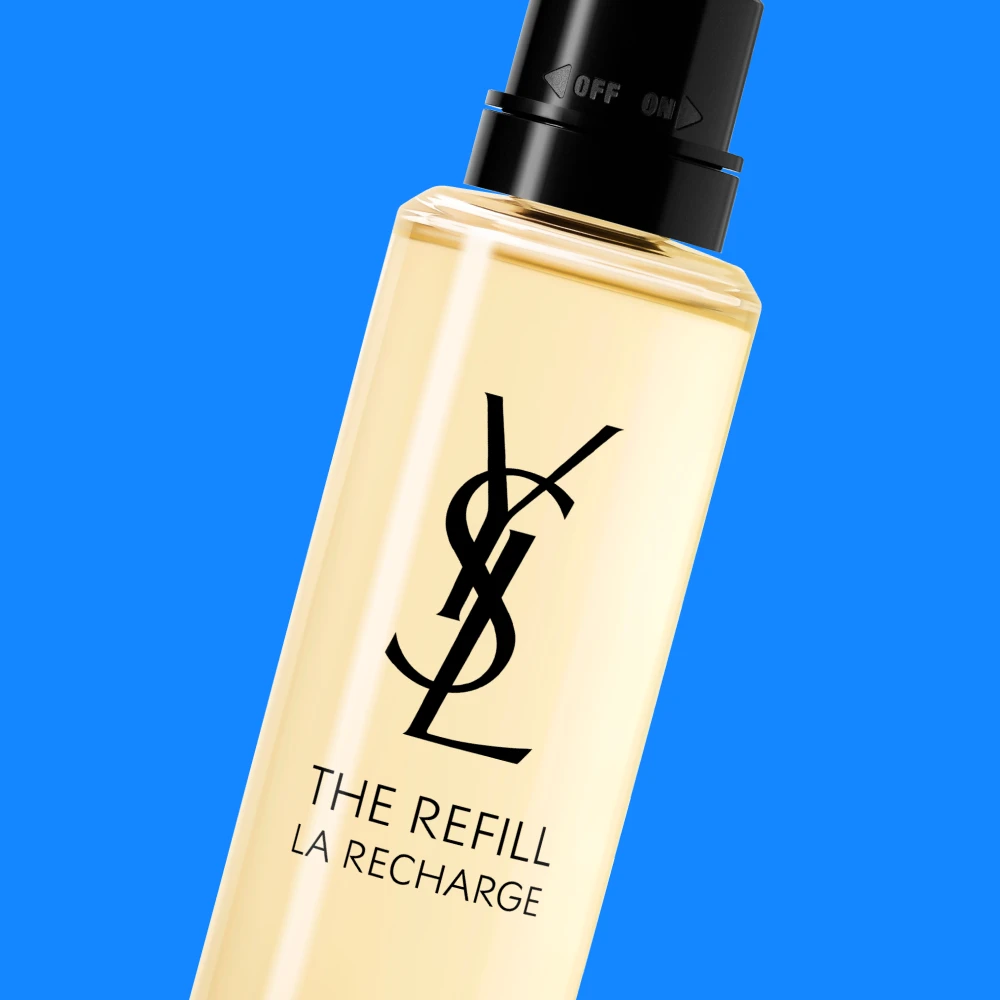 Yves Saint Laurent The Refill parfymeflaske mot en blå bakgrunn.