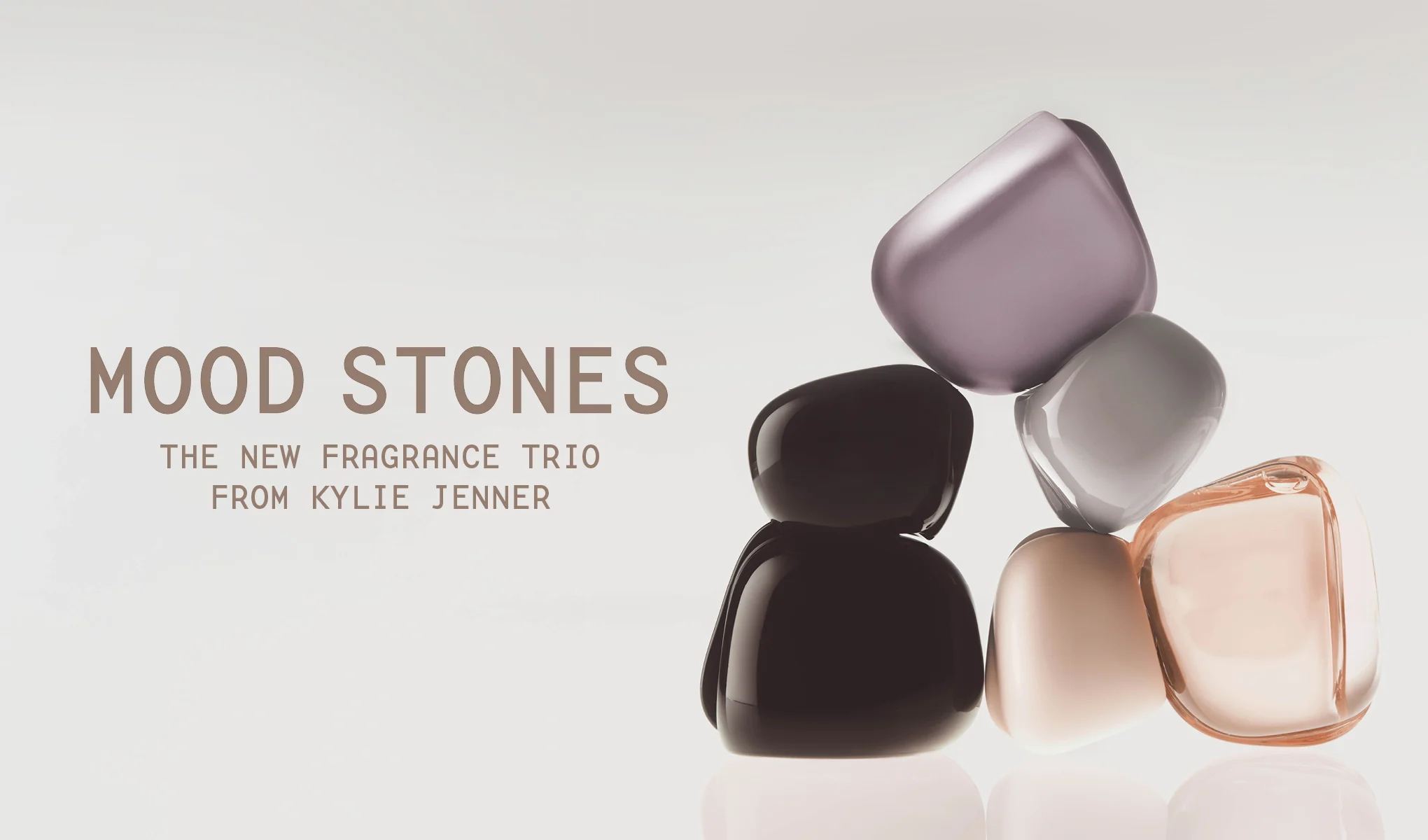 Tre Mood Stones-parfymeflasker mot en lys bakgrunn.