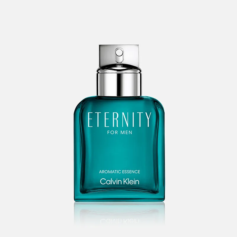 Turkoosi Calvin Klein -hajuvesipullo hopeanvärisellä suihkusuuttimella, jossa tekstit "ETERNITY FOR MEN", "AROMATIC ESSENCE" ja "Calvin Klein".
