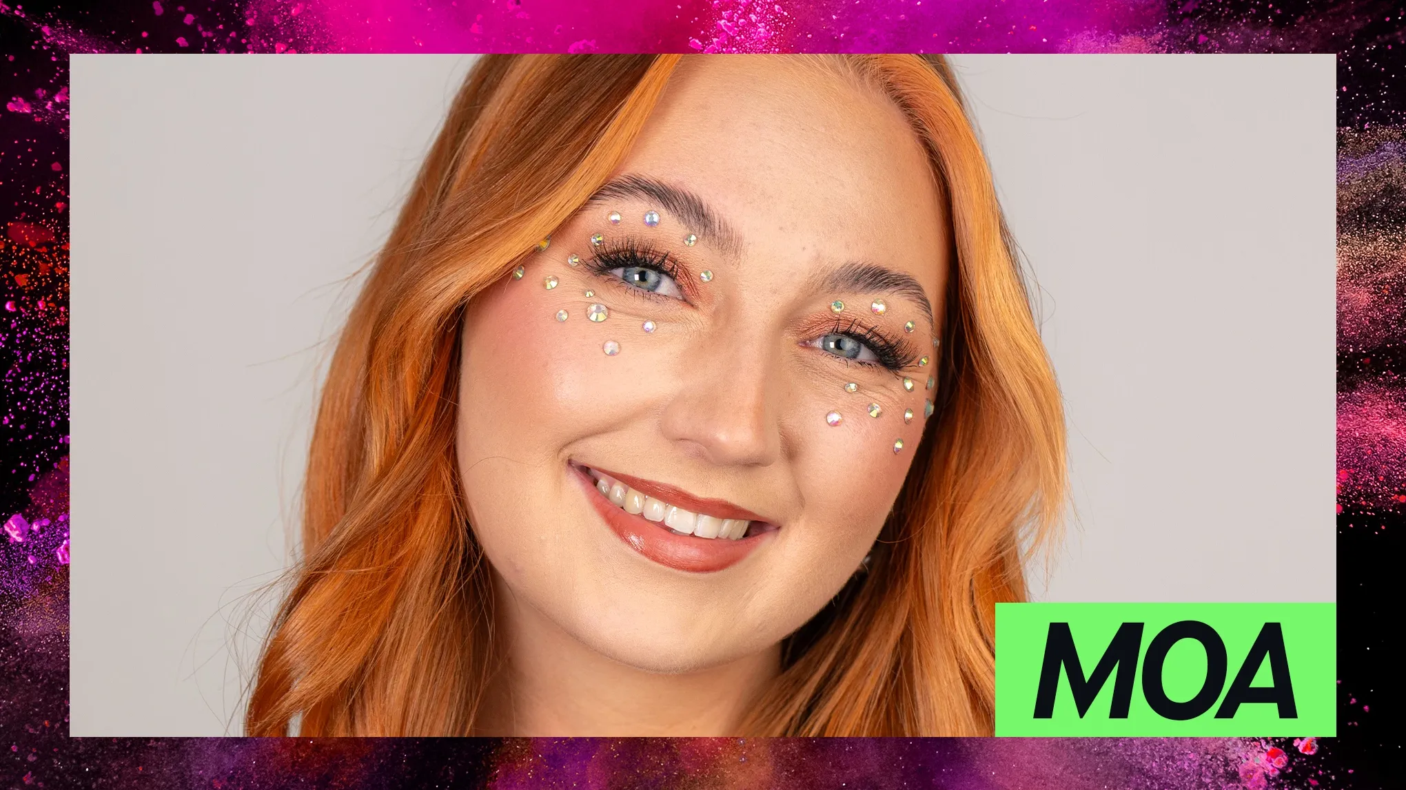 Moa Jönsson, är en av deltagarna i KICKS TikTok-serie Sveriges nästa makeupstjärna, med glittriga stenar runt ögonen.