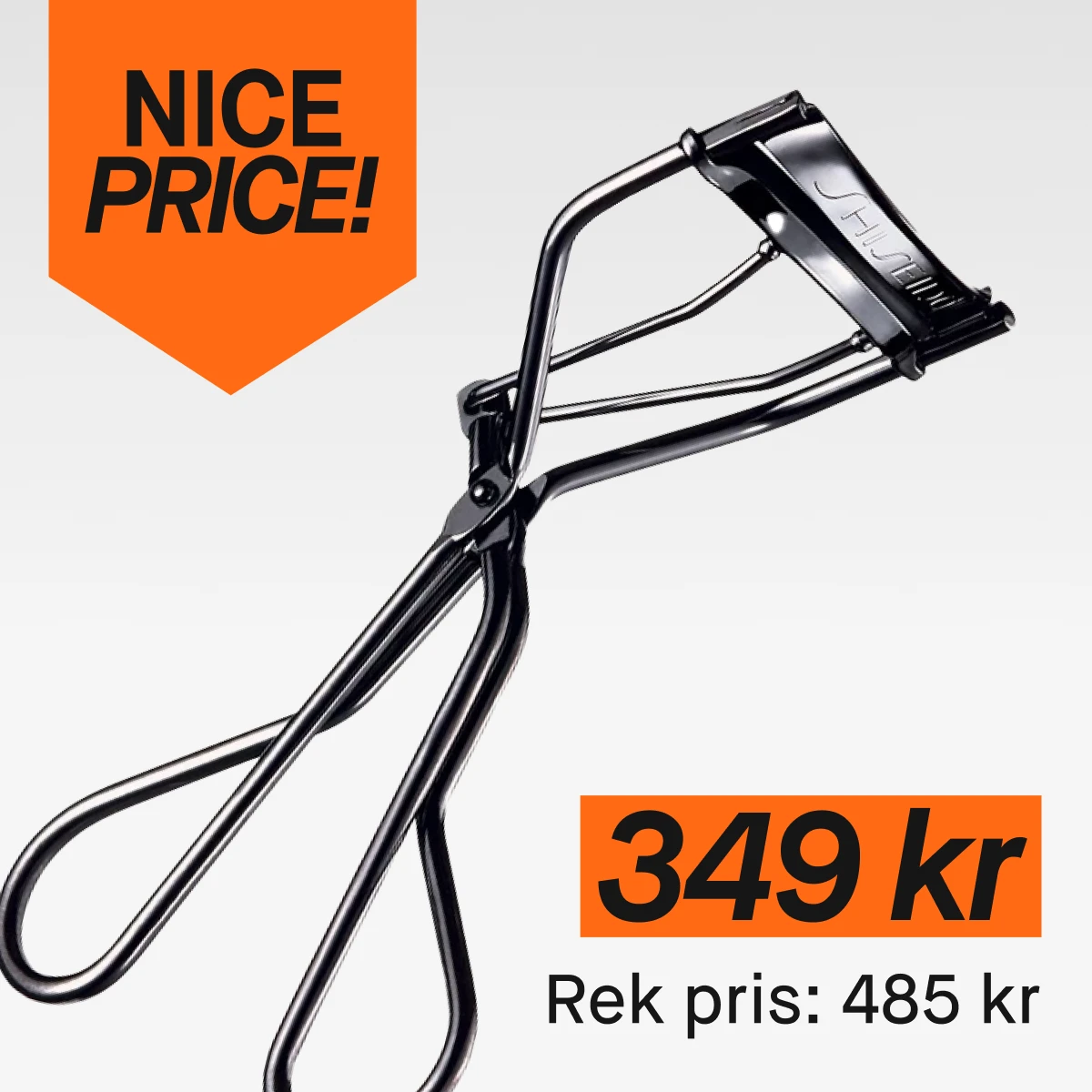 Bild på en ögonfransböjare från Shu Uemura. Verktyget är svart och metalliskt. Priset är 349 kr, vilket är lägre än det rekommenderade priset på 485 kr. Texten 'NICE PRICE!' visas i det övre vänstra hörnet.