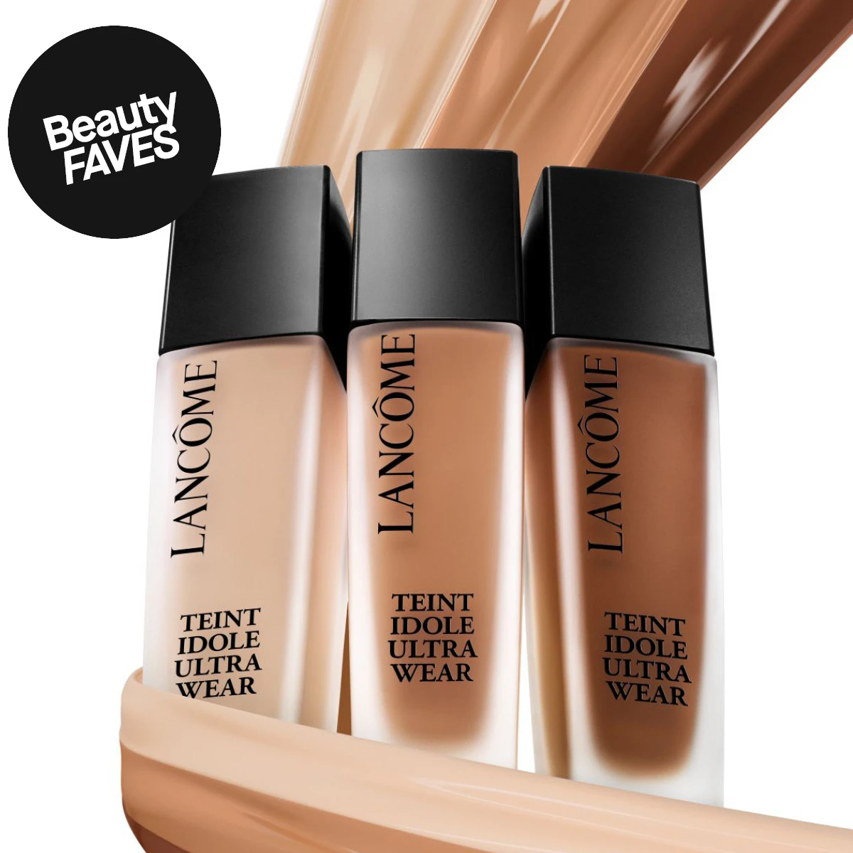 Kolme Lancôme Teint Idole Ultra Wear -meikkivoidettapulloa vaaleissa, keskivaaleissa ja tummissa sävyissä, sekä 'Beauty FAVES' -merkki.