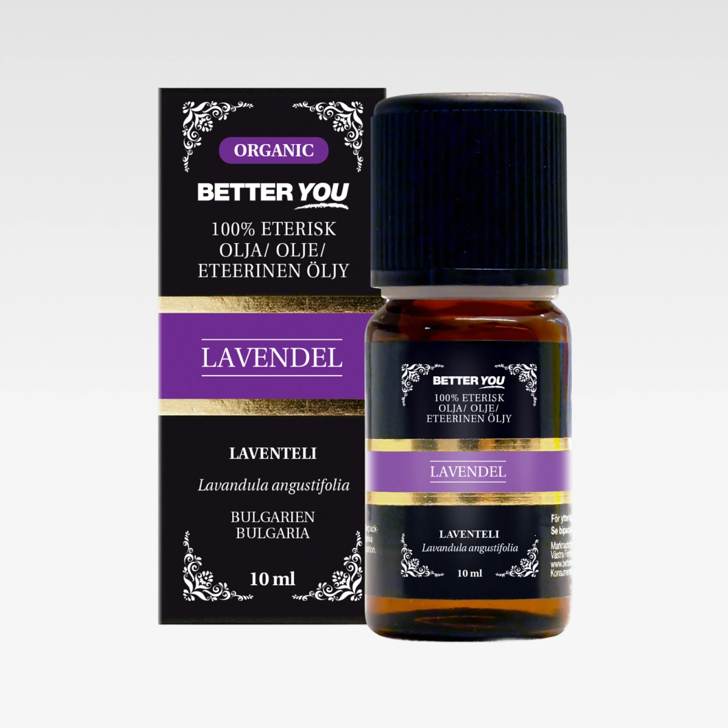 Better You Organic Lavendel -eteerinen öljy ruskeassa lasipullossa mustan ja violetin pakkauksen kanssa. Tuotteessa näkyvät tekstit “100% ETERISK OLJA/OLJE/ETEERINEN ÖLJY”, “LAVENDEL”, “LAVENTELI” ja “10 ml”.
