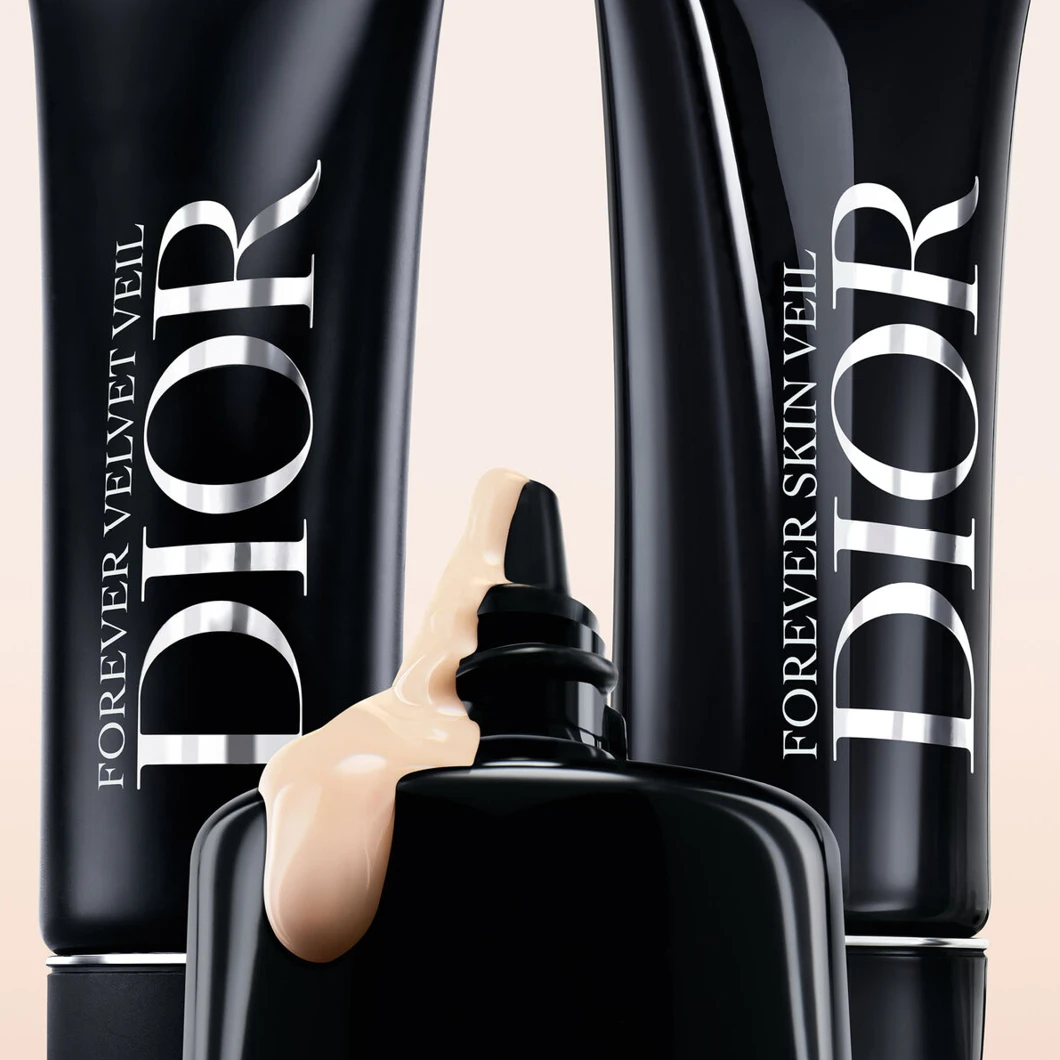 Dior Forever Velvet Veil och Forever Skin Veil tuber, med ljus foundation som rinner ur en flaska.
