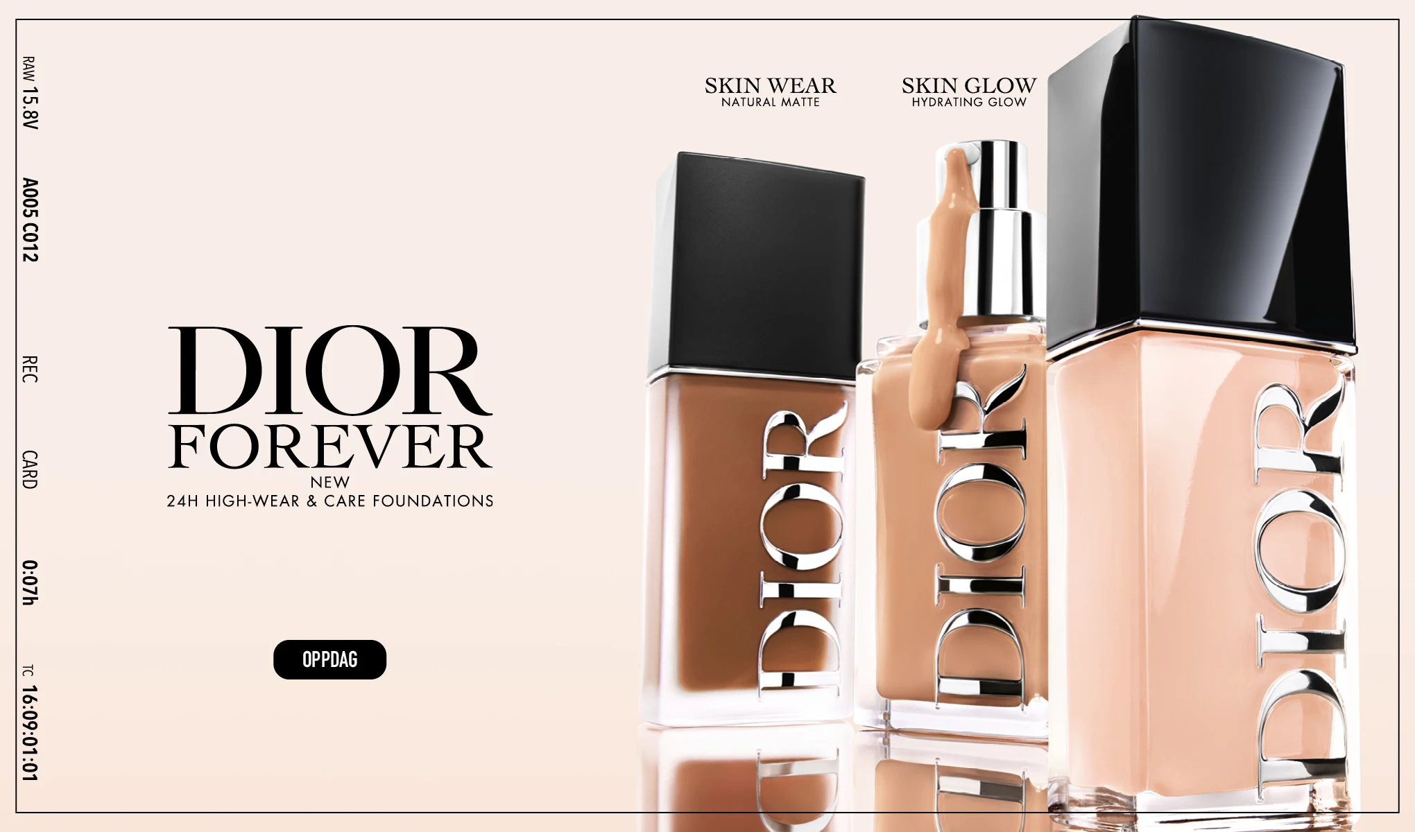 Tre Dior Forever foundationflasker i ulike nyanser med sort kork på lys bakgrunn, én med flytende foundation som renner fra pumpen. Tekst i bildet: "DIOR FOREVER", "NEW 24H HIGH-WEAR & CARE FOUNDATIONS", "SKIN WEAR NATURAL MATTE", "SKIN GLOW HYDRATING GLOW", "OPPDAG" samt teknisk tekst "RAW 15.8V A005 C012 REC CARD 0:07h TC 16:09:01:01".