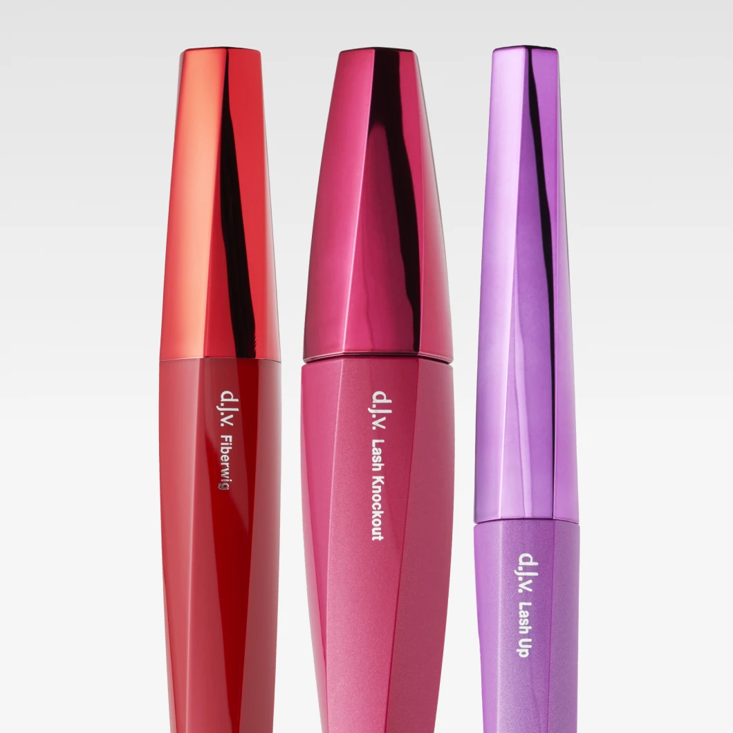 Kuva, joka näyttää kolme ripsiväriä d.j.v:lta. Ripsivärien värit ovat punainen, vaaleanpunainen ja violetti. Tausta on valkoinen.