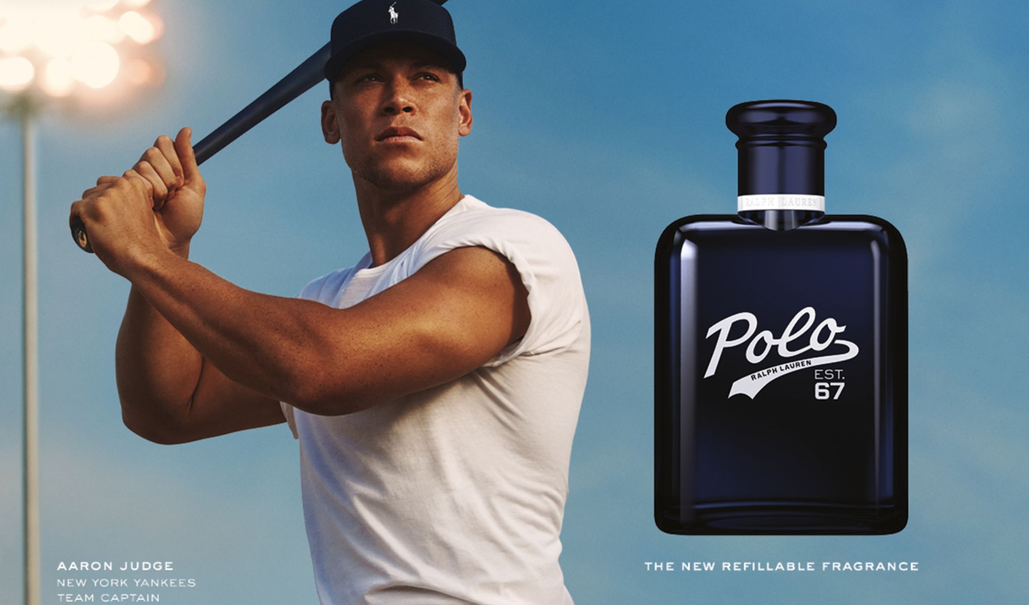  New York Yankeesin joukkueen kapteeni Aaron Judge pitää baseballmailaa. Kolme Polo 67 -pulloa näkyy hänen vieressään.