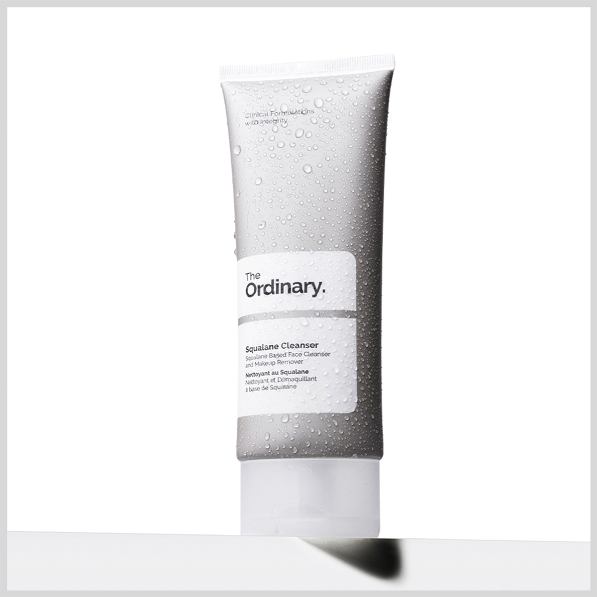 "The Ordinary" Squalane Cleanser vaaleanvalkoista taustaa vasten.