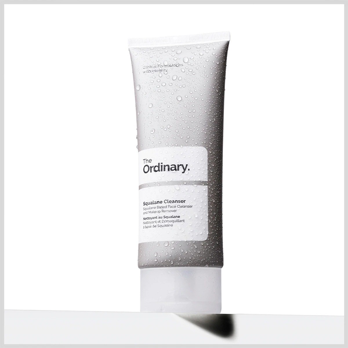 "The Ordinary" Squalane Cleanser vaaleanvalkoista taustaa vasten.