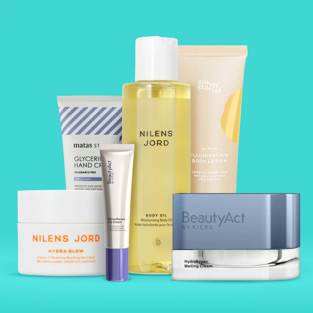 Nilens Jord Hydra Glow, Nilens Jord Body Oil, Matas Striber Glycerin Hand Cream, BeautyAct RetinolRenew Eye Cream, BeautyAct HydraRepair Melting Cream och Sunny Stories Self Tan Illuminating Body Lotion visas mot en turkos bakgrund. På förpackningarna syns respektive produktnamn och varumärken.