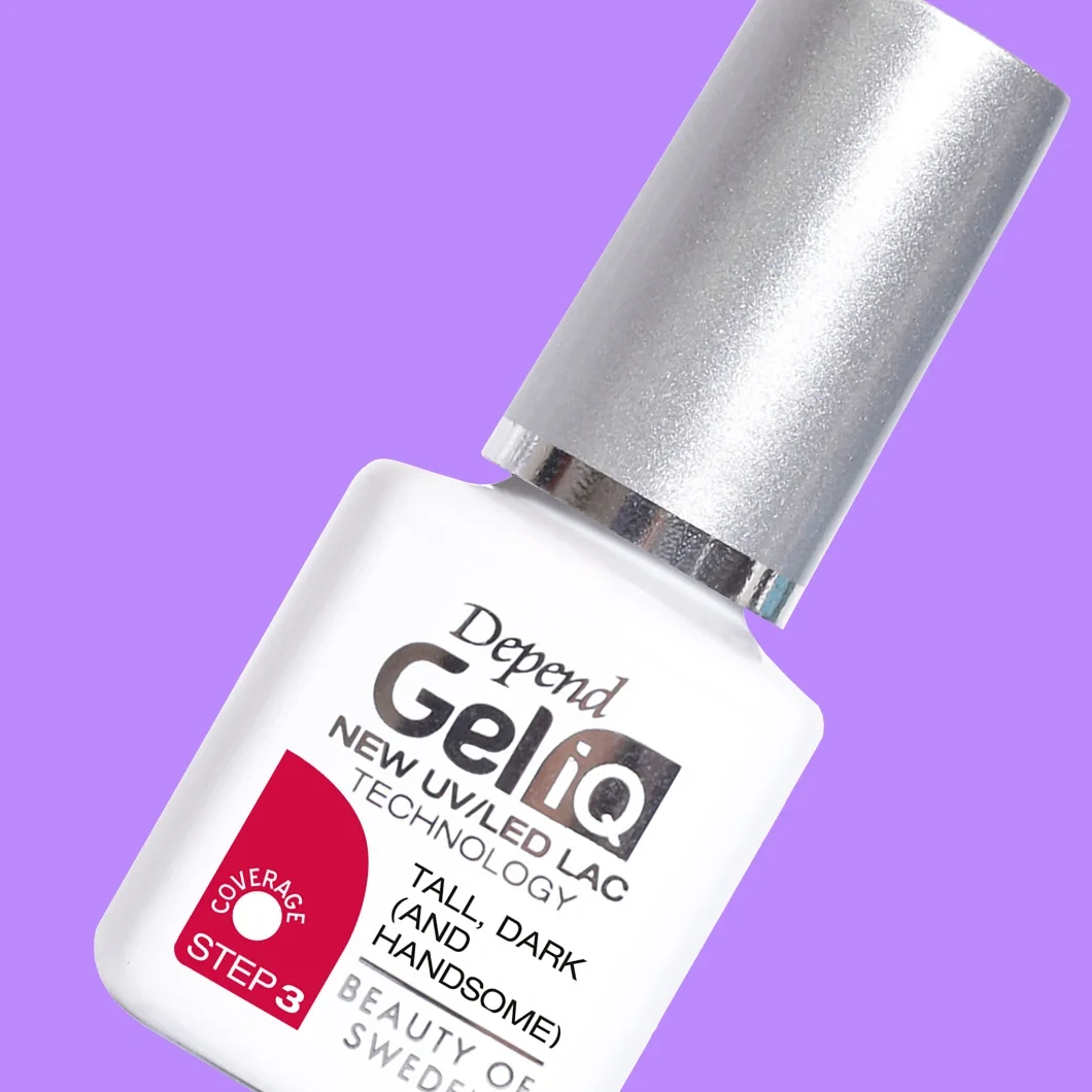 Depend Gel iQ -kynsilakka valkoisessa pullossa hopeanvärisellä korkilla violetilla taustalla. Pullossa lukee ”Depend Gel iQ”, ”NEW UV/LED LAC TECHNOLOGY”, ”COVERAGE STEP 3”, ”TALL, DARK (AND HANDSOME)” ja ”BEAUTY OF SWEDEN”.