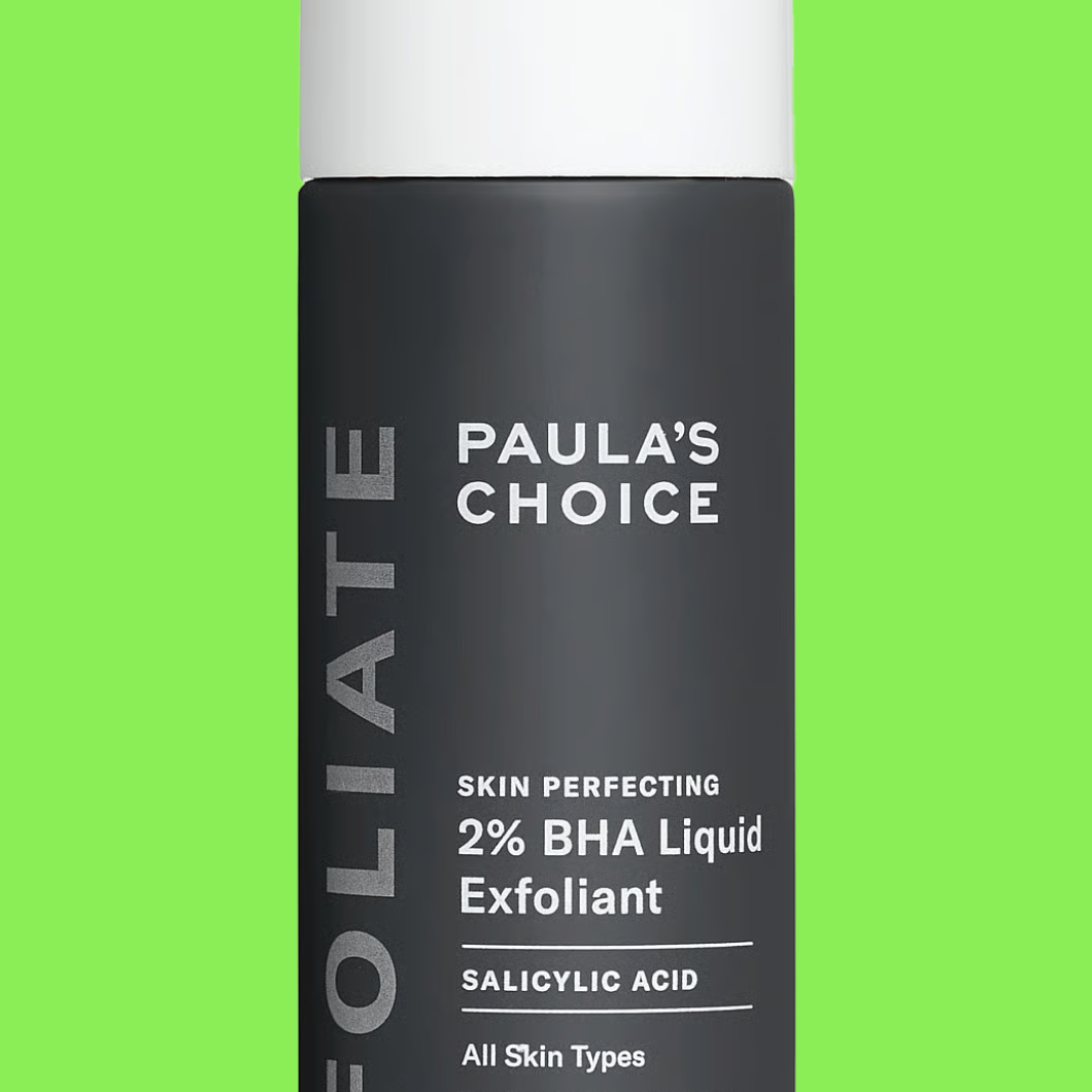 Kuoriva ihonhoitoneste pullossa, jossa teksti “PAULA’S CHOICE SKIN PERFECTING 2% BHA Liquid Exfoliant SALICYLIC ACID All Skin Types” vihreää taustaa vasten.