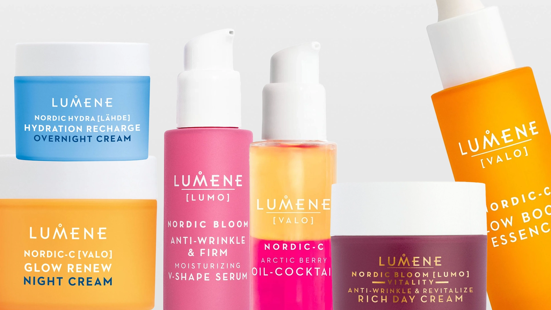 Lumene hudpleie med flere produkter fra seriene Nordic Hydra [Lähde], Nordic-C [Valo] og Nordic Bloom [Lumo], inkludert Hydration Recharge Overnight Cream, Glow Renew Night Cream, Anti-Wrinkle & Firm Moisturizing V-Shape Serum, Arctic Berry Oil-Cocktail og Anti-Wrinkle & Revitalize Rich Day Cream. En oransje flaske viser teksten Lumene [Valo] Nordic-C Glow Boost Essence.