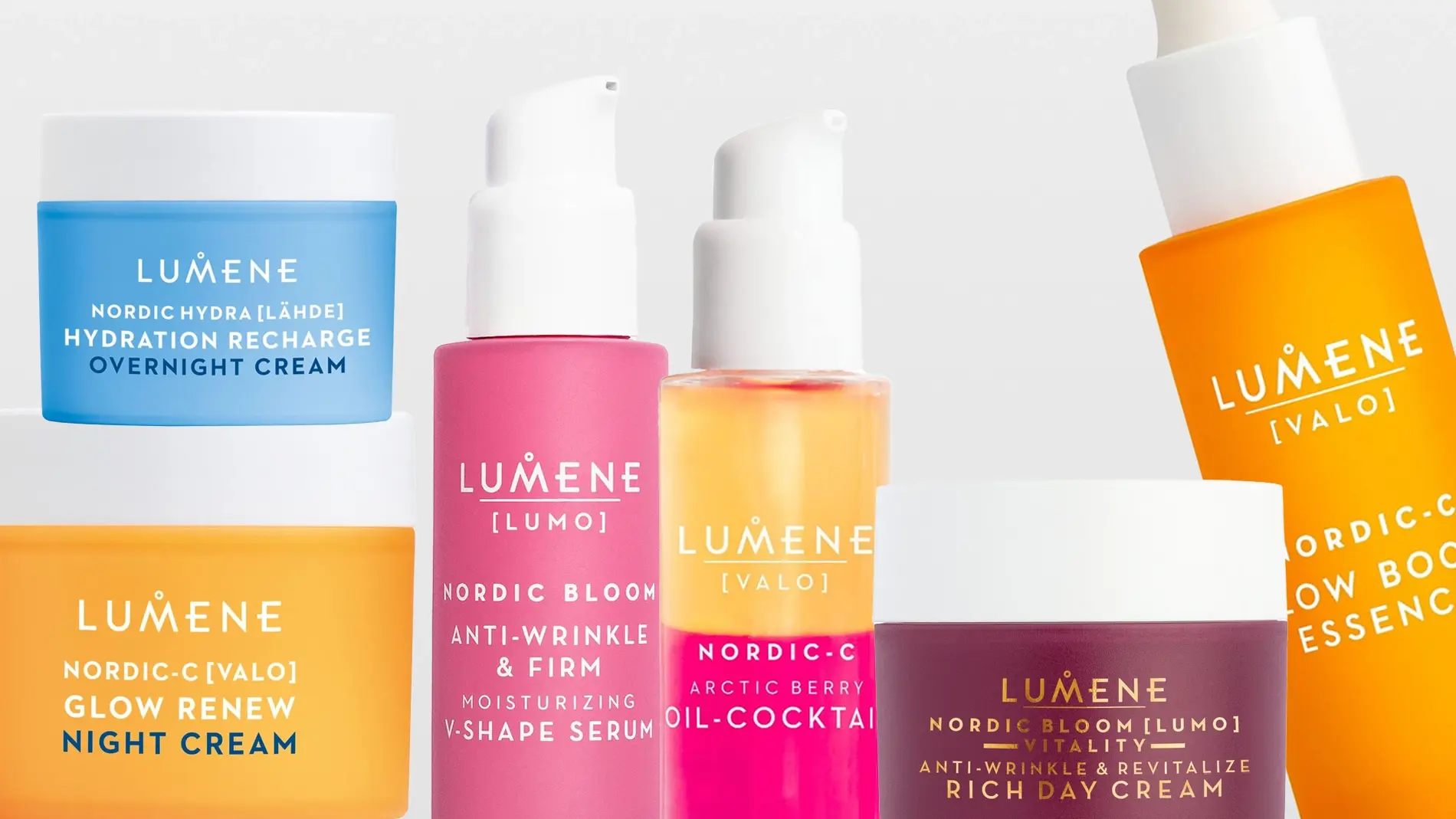 Lumene hudpleie med flere produkter fra seriene Nordic Hydra [Lähde], Nordic-C [Valo] og Nordic Bloom [Lumo], inkludert Hydration Recharge Overnight Cream, Glow Renew Night Cream, Anti-Wrinkle & Firm Moisturizing V-Shape Serum, Arctic Berry Oil-Cocktail og Anti-Wrinkle & Revitalize Rich Day Cream. En oransje flaske viser teksten Lumene [Valo] Nordic-C Glow Boost Essence.