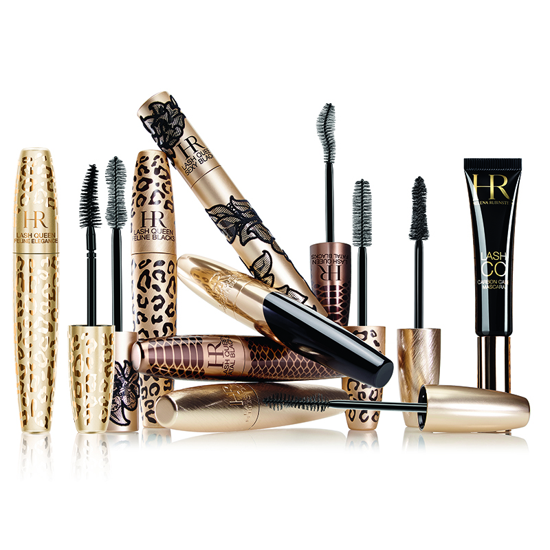 En samling Helena Rubinstein-mascaraer er stilfullt arrangert mot en hvit bakgrunn. Produktene har elegante gullforpakninger med ulike design, blant annet leopardmønster og blomstermønster. Mascarabustene er synlige og varierer i form og design. Designet er luksuriøst og sofistikert, med fokus på å understreke produktenes eksklusive uttrykk.
