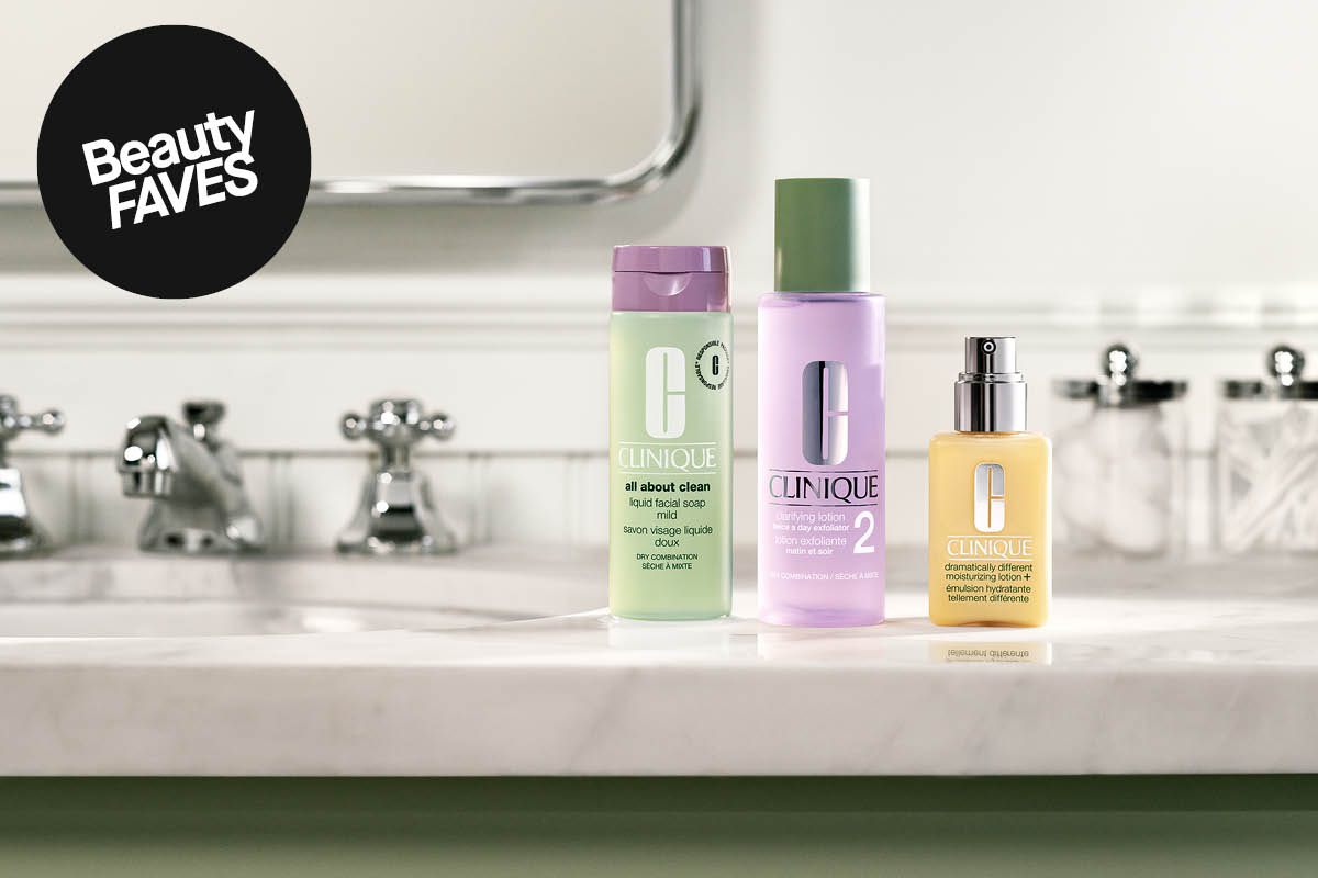 Clinique hudvårdsset i badrummet, svart sticker med texten "Beauty FAVES".